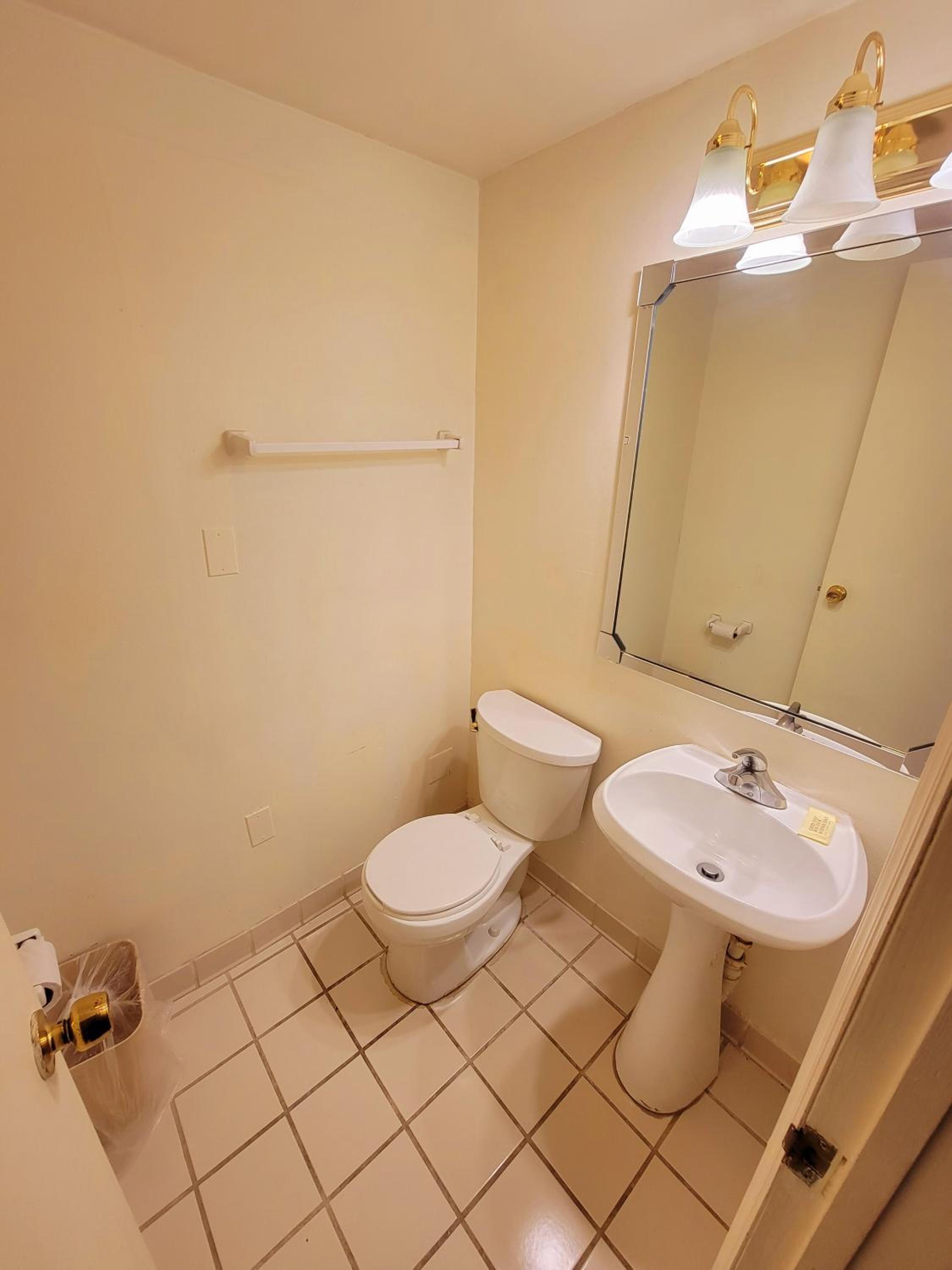 King Suite - Non-Smoking - Photo 2