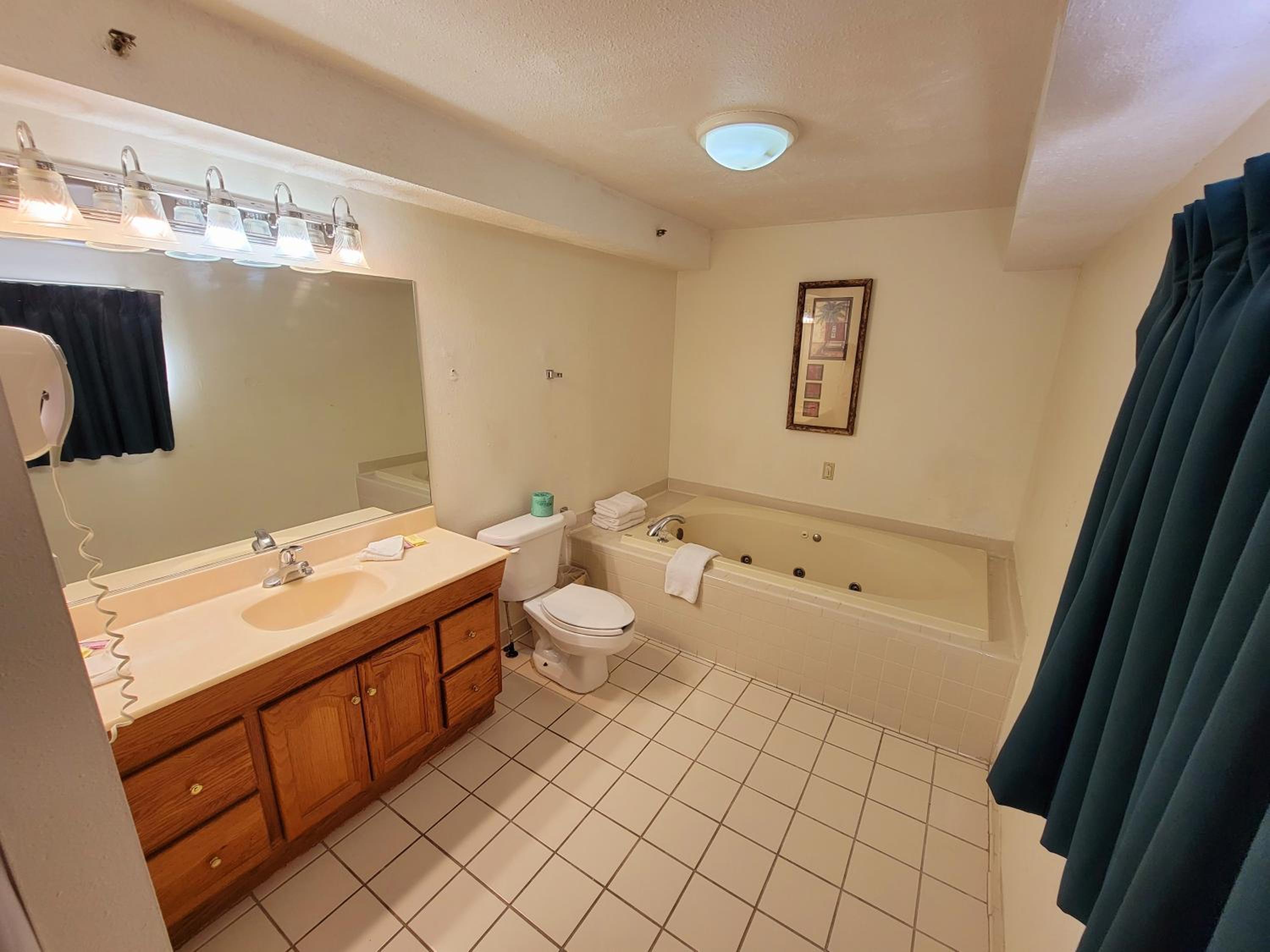 King Suite - Non-Smoking - Photo 7