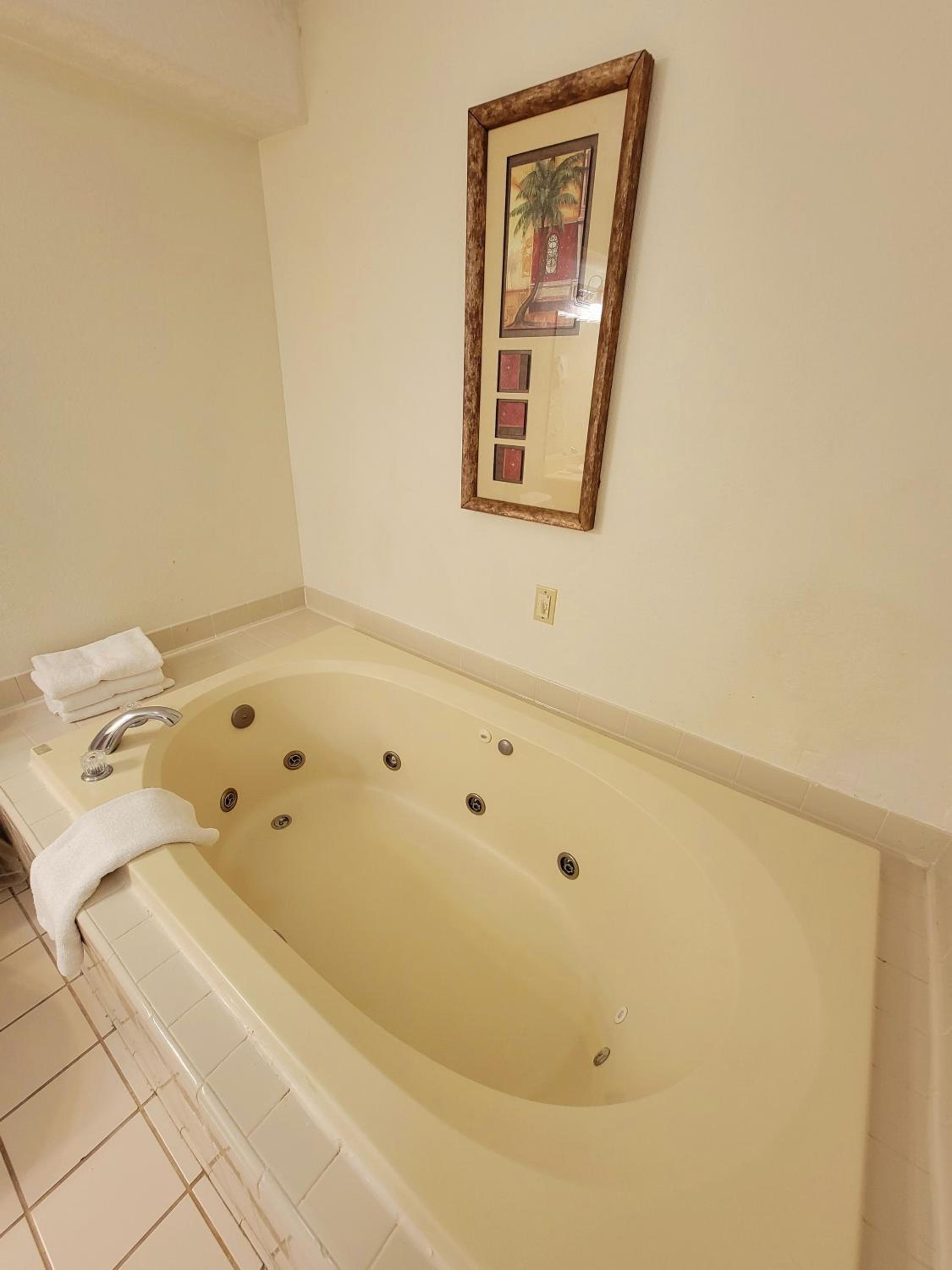 King Suite - Non-Smoking - Photo 6