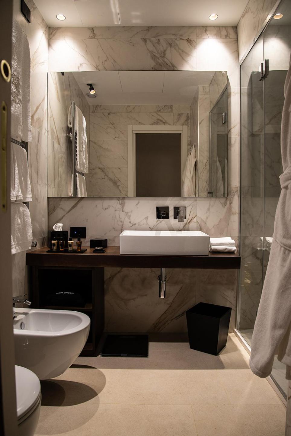 Standard Double Room - Photo 12