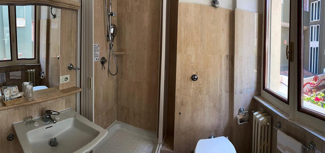 Double Room - Photo 5