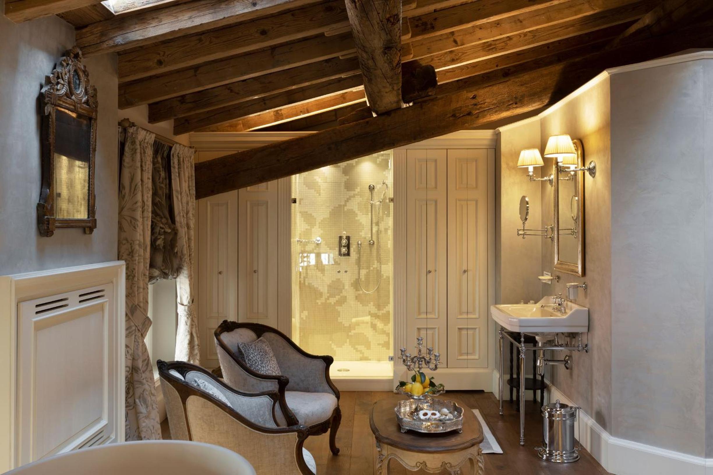 Superior Suite - Photo 3