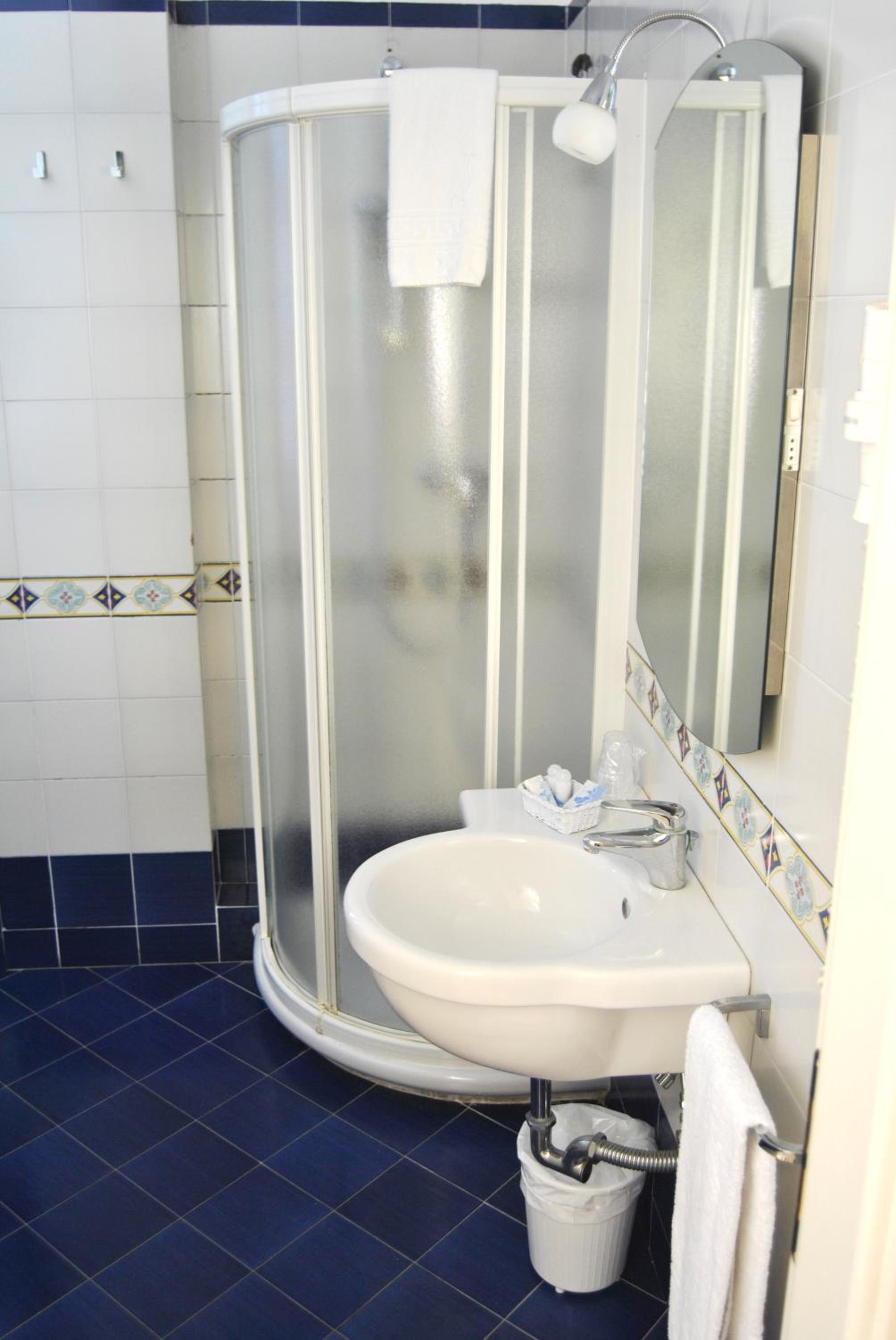 Double or Twin Room - Photo 3
