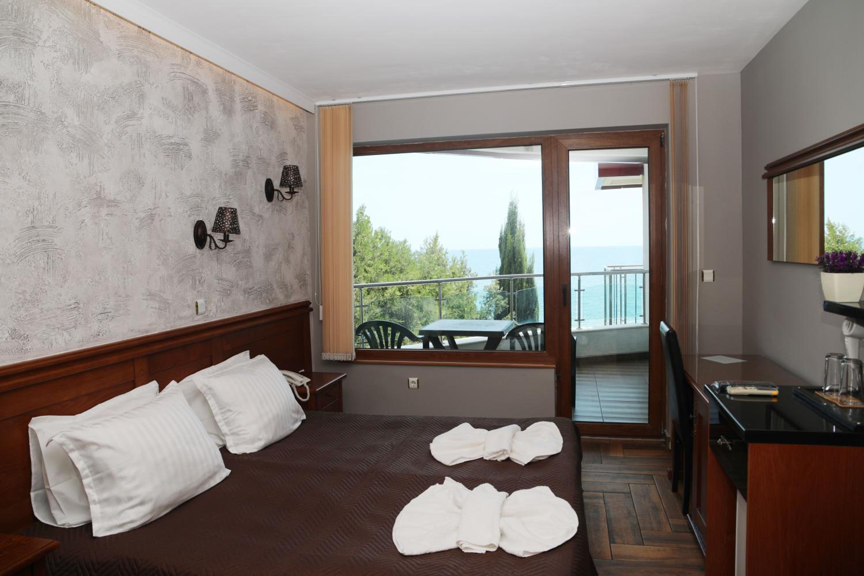 Double or Twin Room with Partial Sea View photo 1