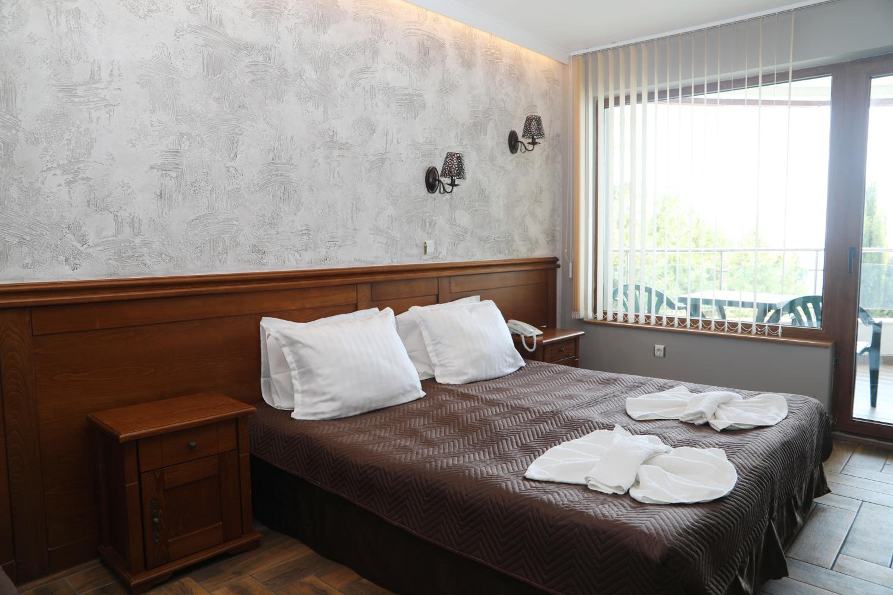 Double or Twin Room with Partial Sea View photo 3