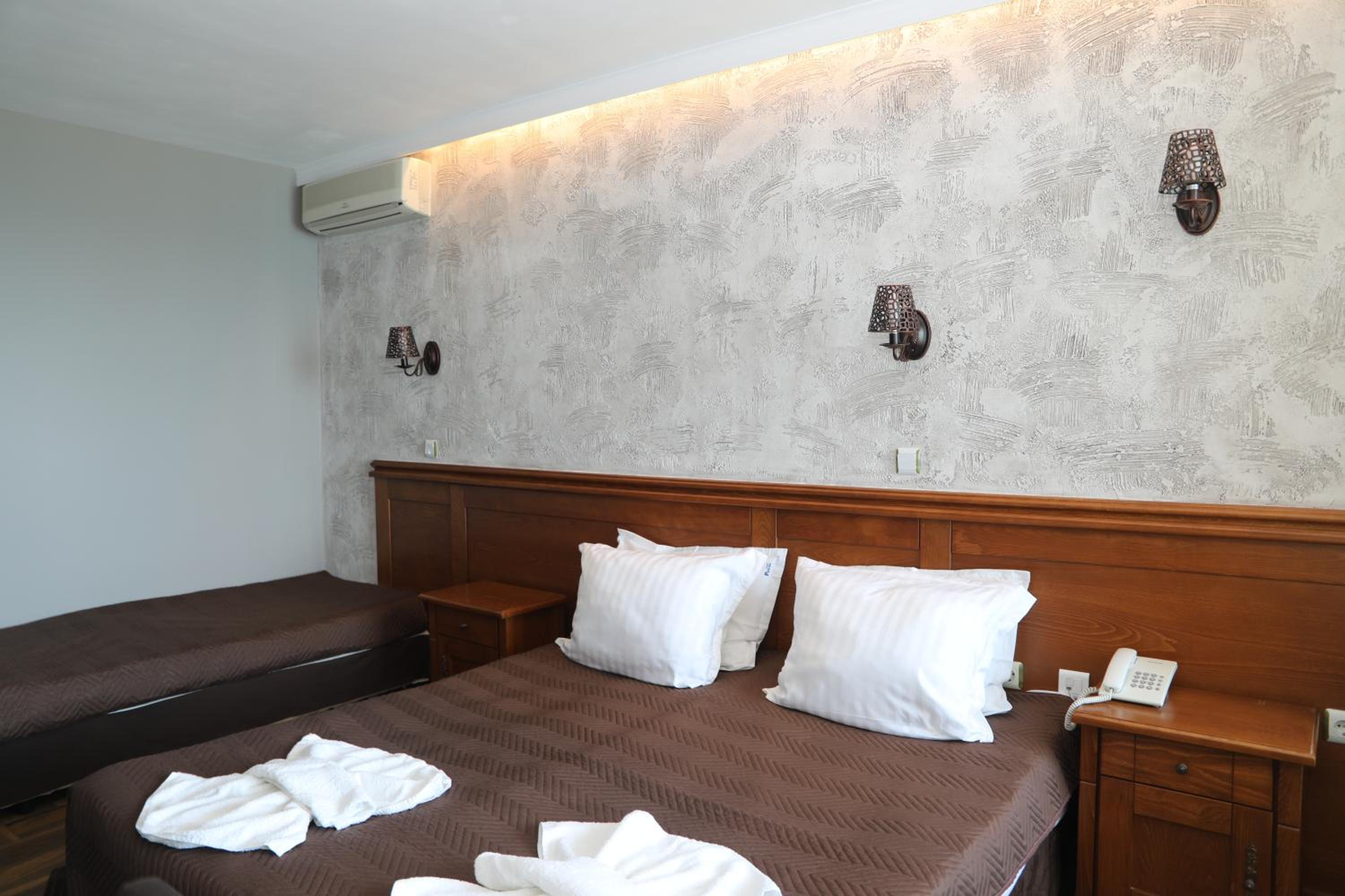 Double or Twin Room with Partial Sea View photo 2