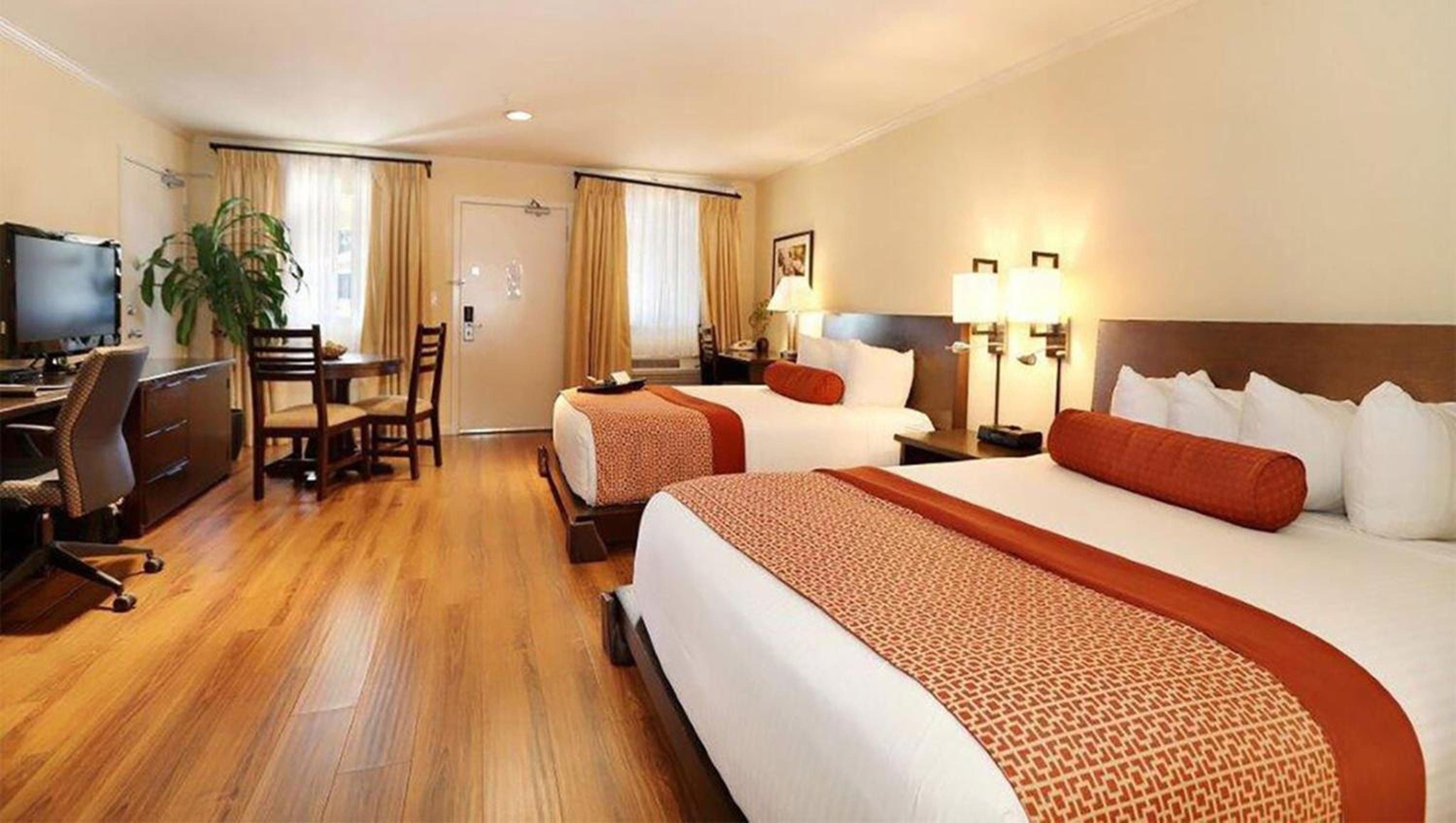 Deluxe Queen Suite - Photo 1