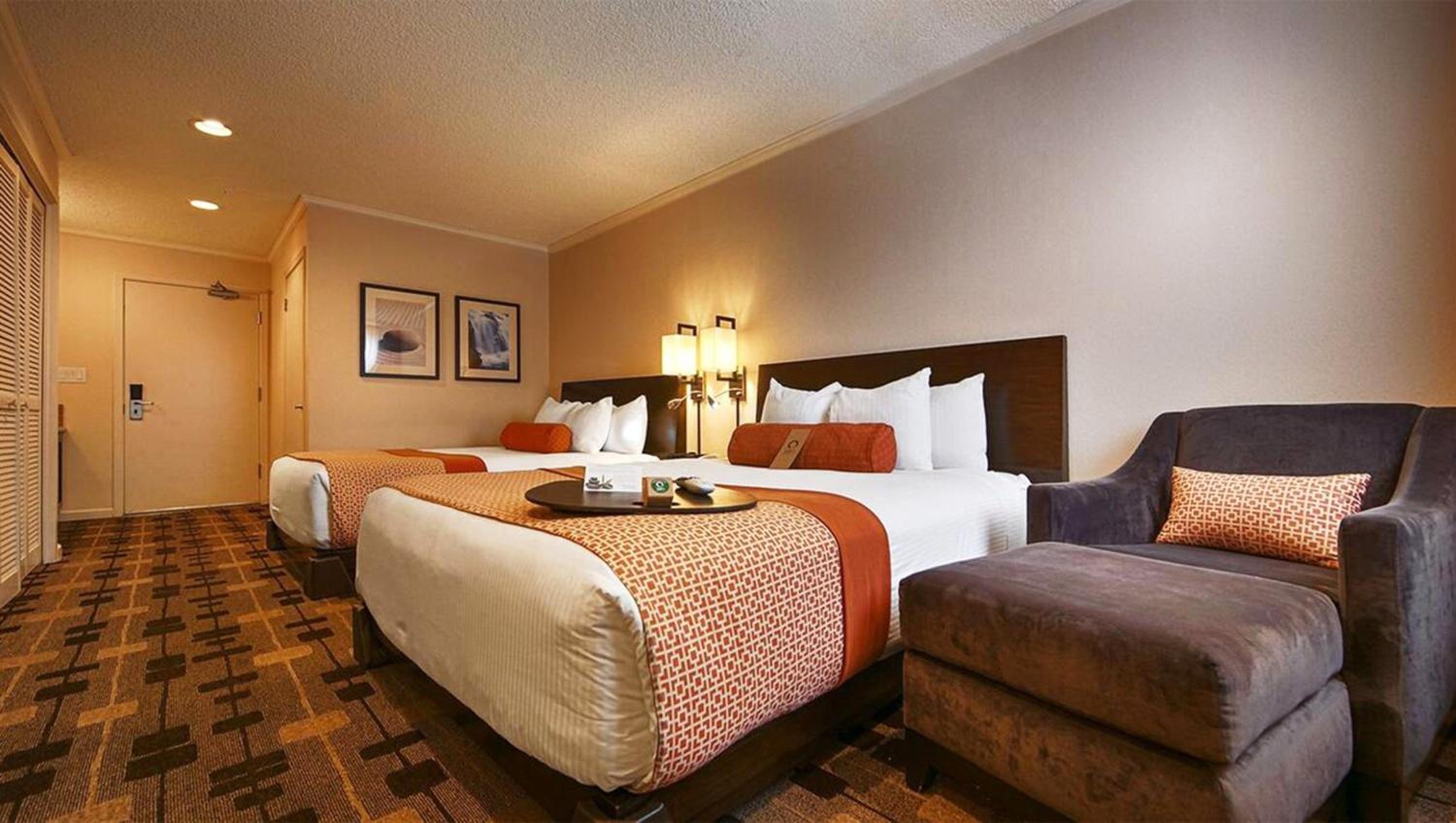 Deluxe Queen Room with Two Queen Beds - Photo 5