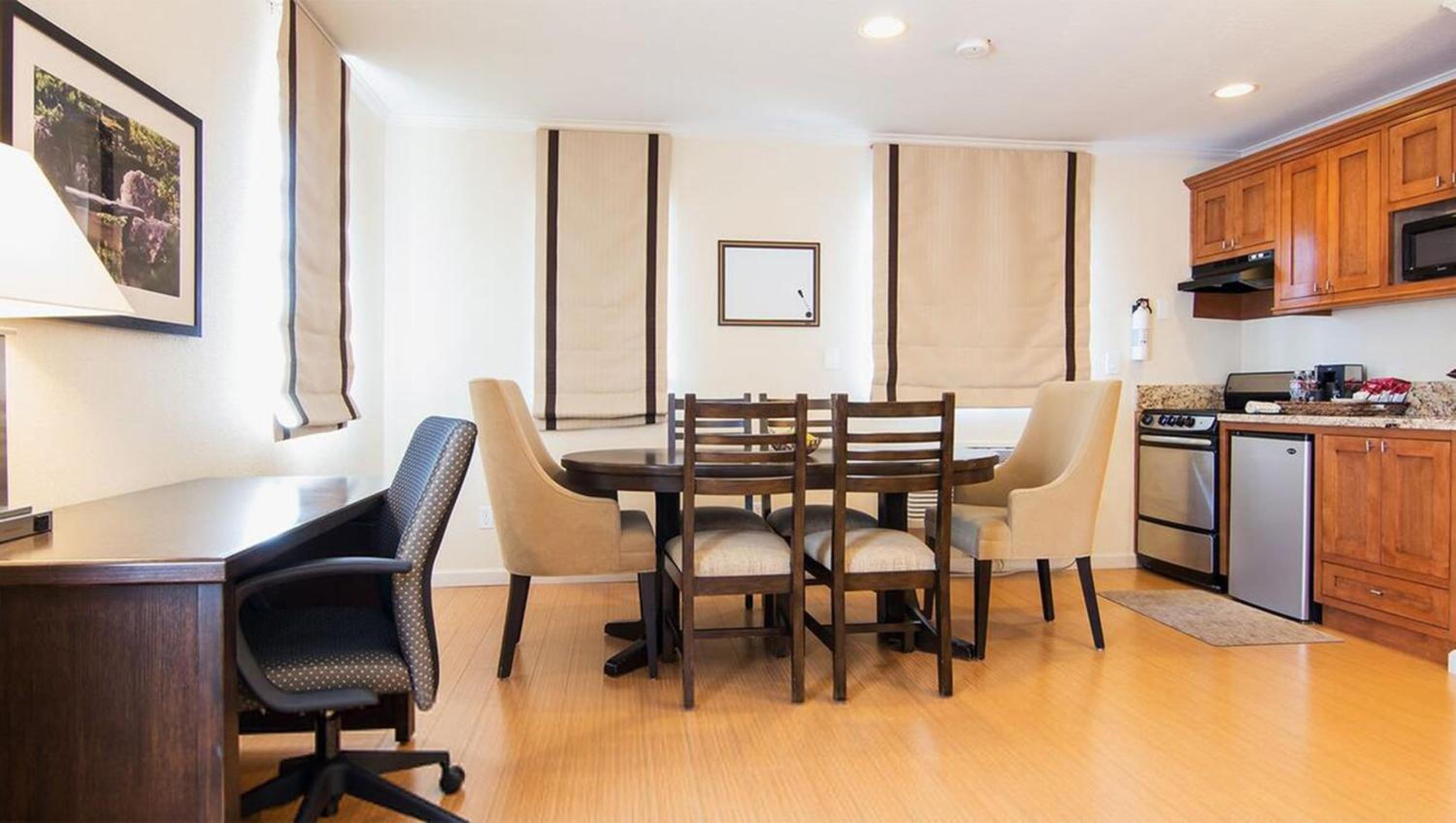 Deluxe Queen Suite - Photo 6