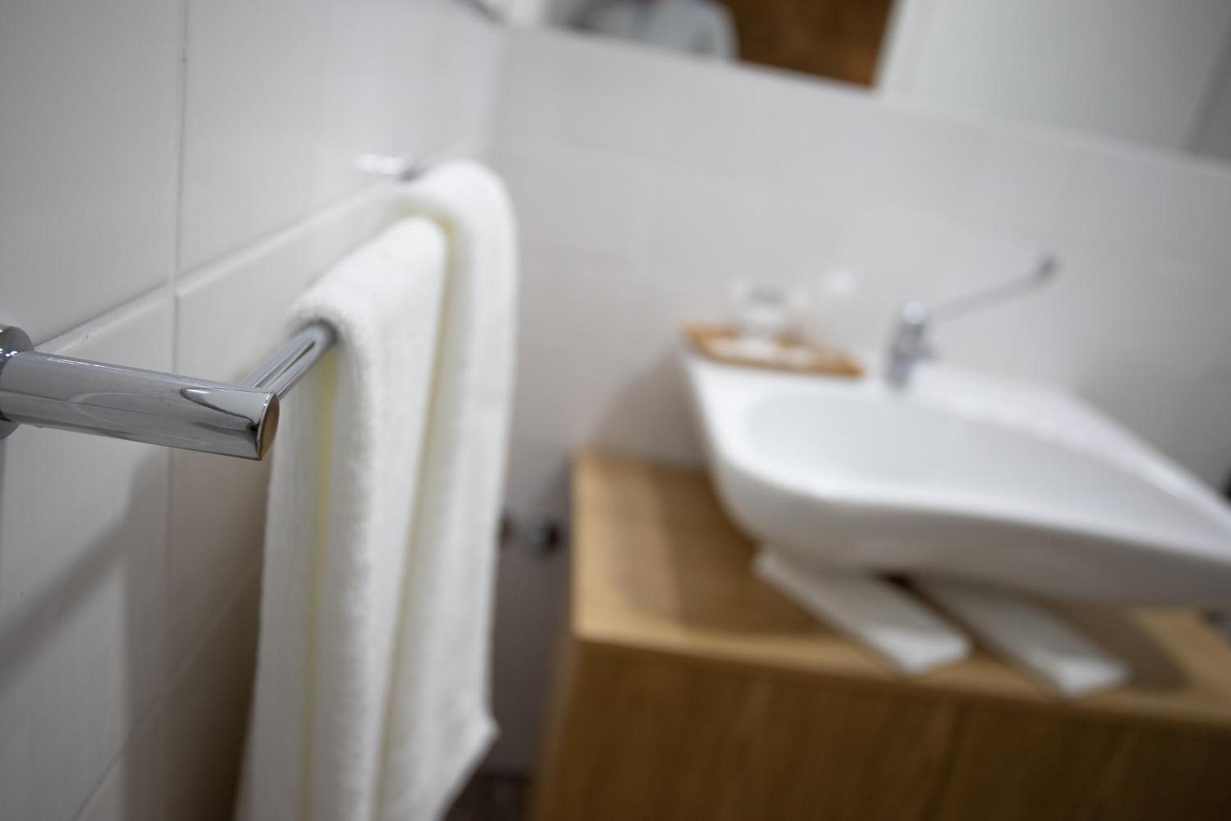 Twin Room - Disability Access - Photo 5