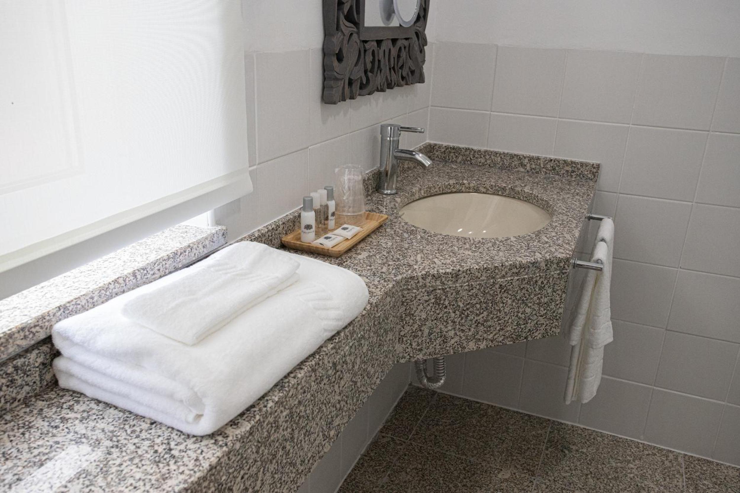 King Suite with Balcony - Photo 3
