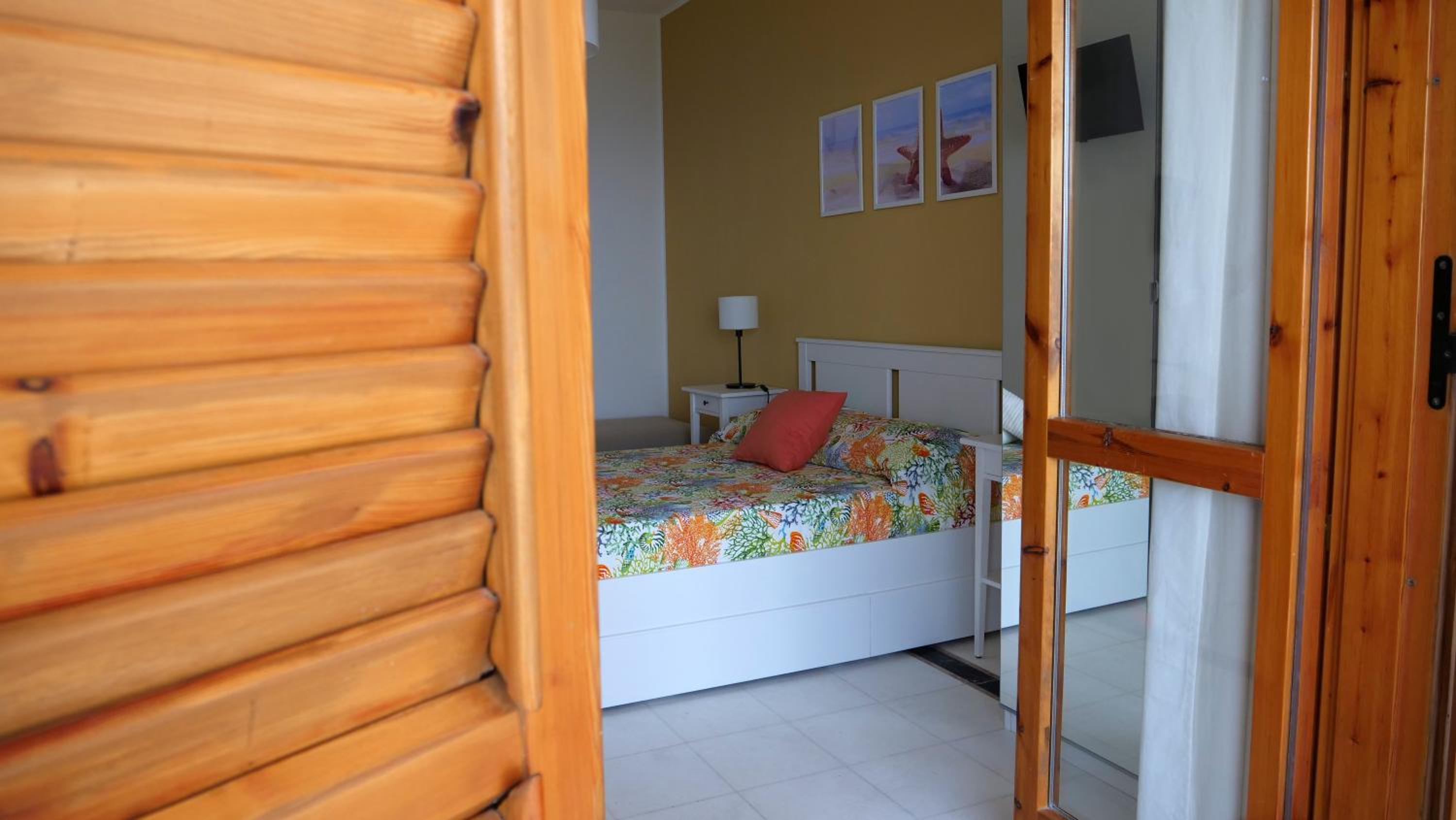 Standard Triple Room with Sea View - Photo 17
