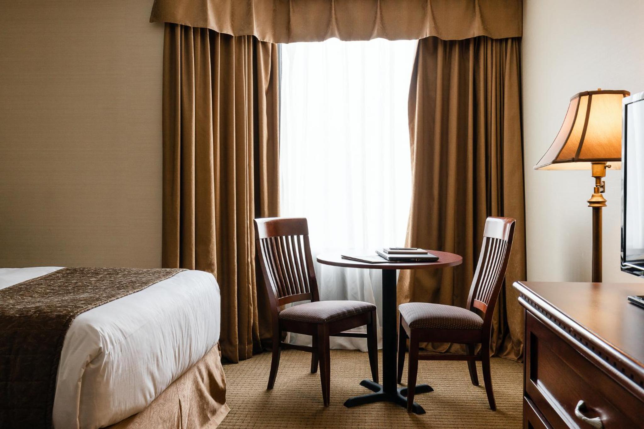 Queen Room thumbnail 6