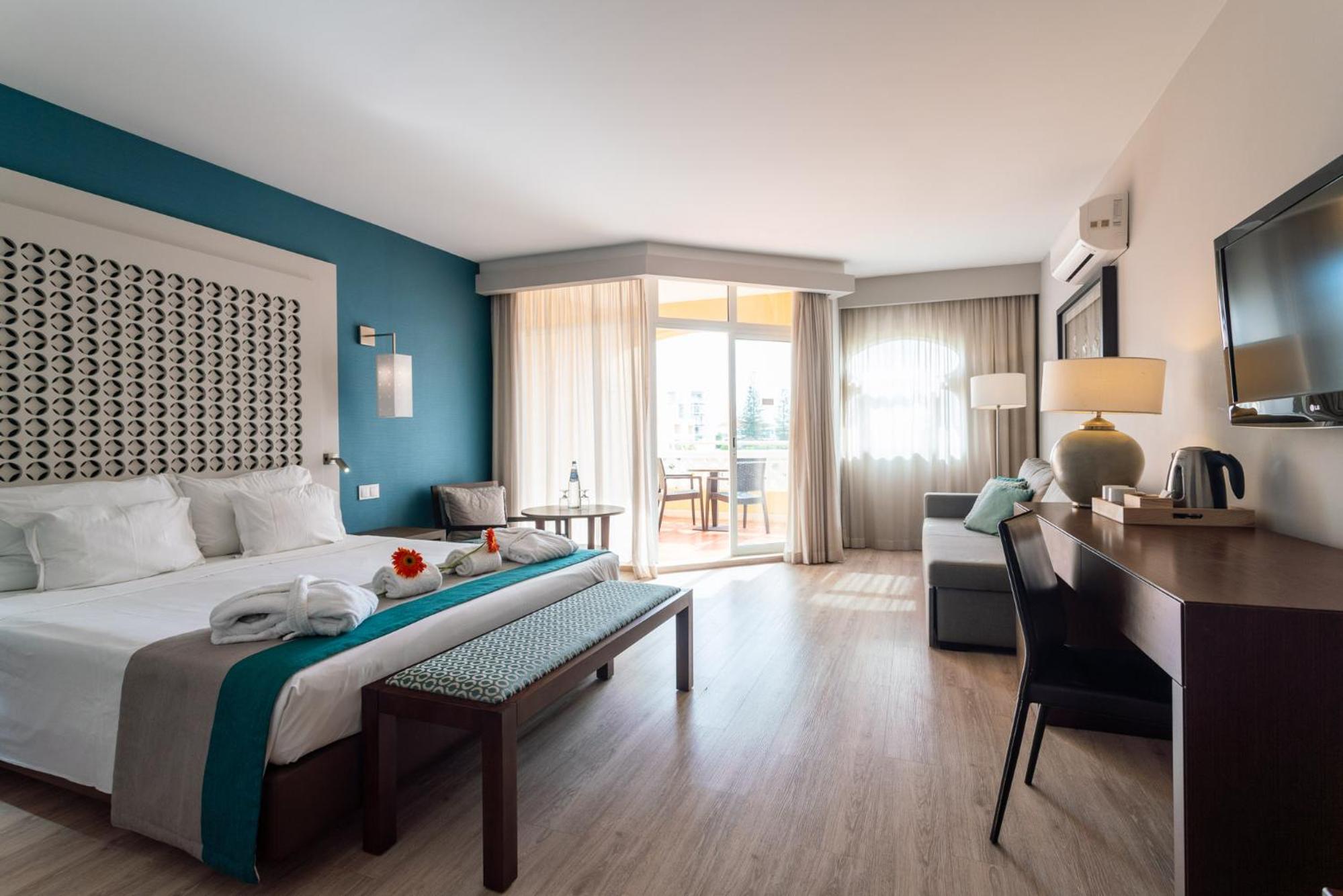 Double or Twin Room with Side Sea View - Photo 6
