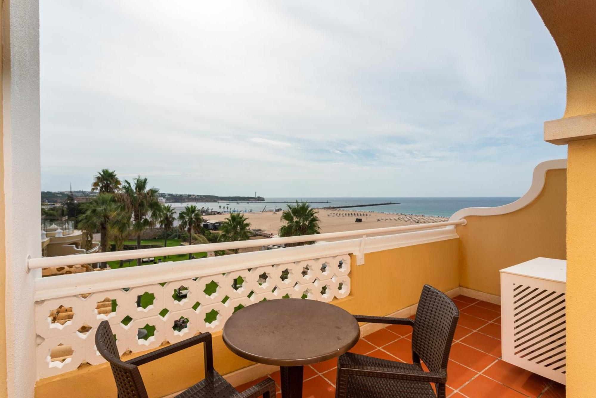 Double or Twin Room with Side Sea View - Photo 11