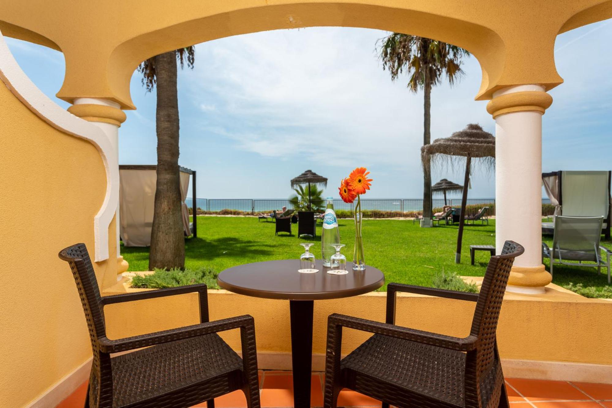 Double or Twin Room with Frontal Sea View - Photo 10