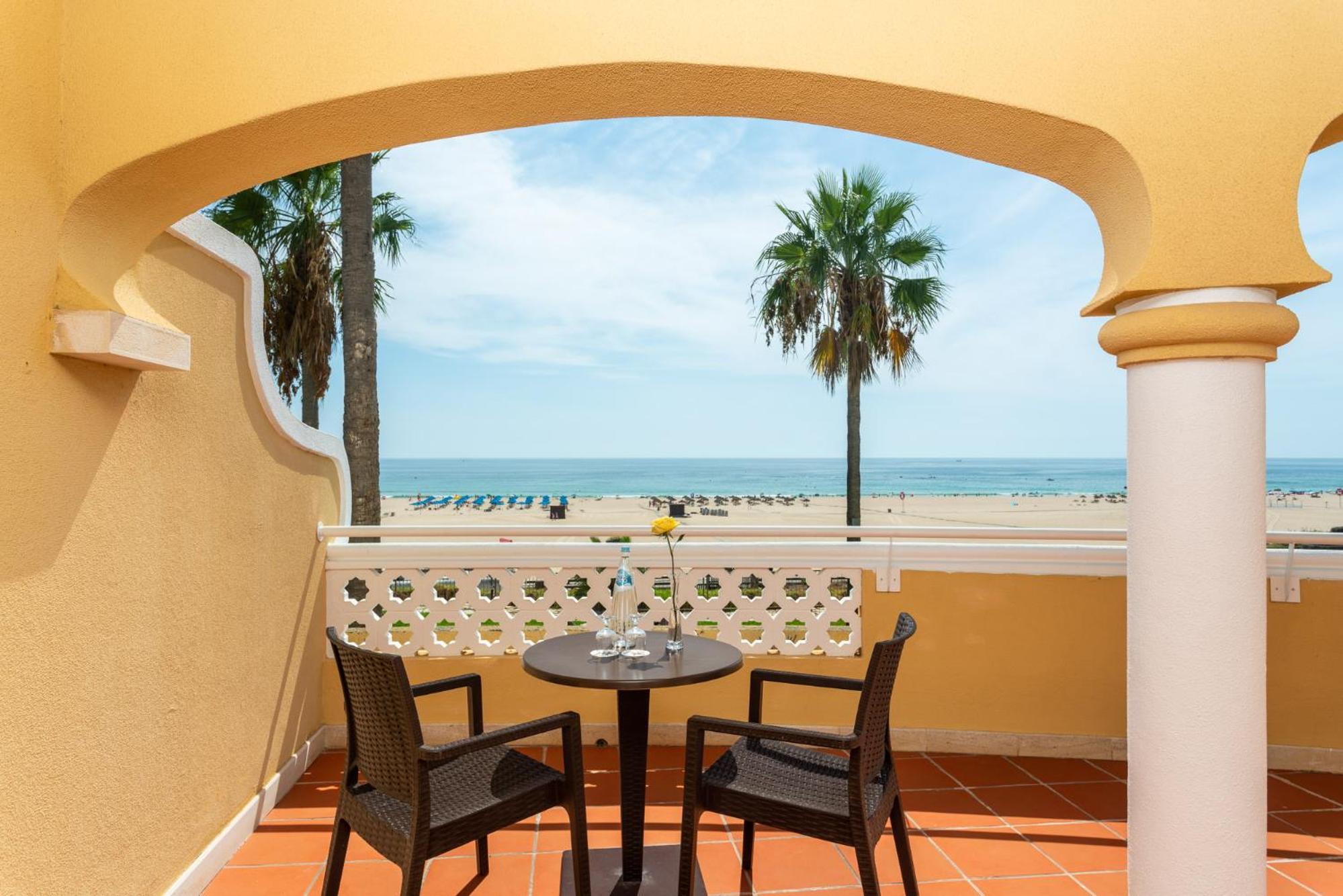 Double or Twin Room with Frontal Sea View - Photo 8