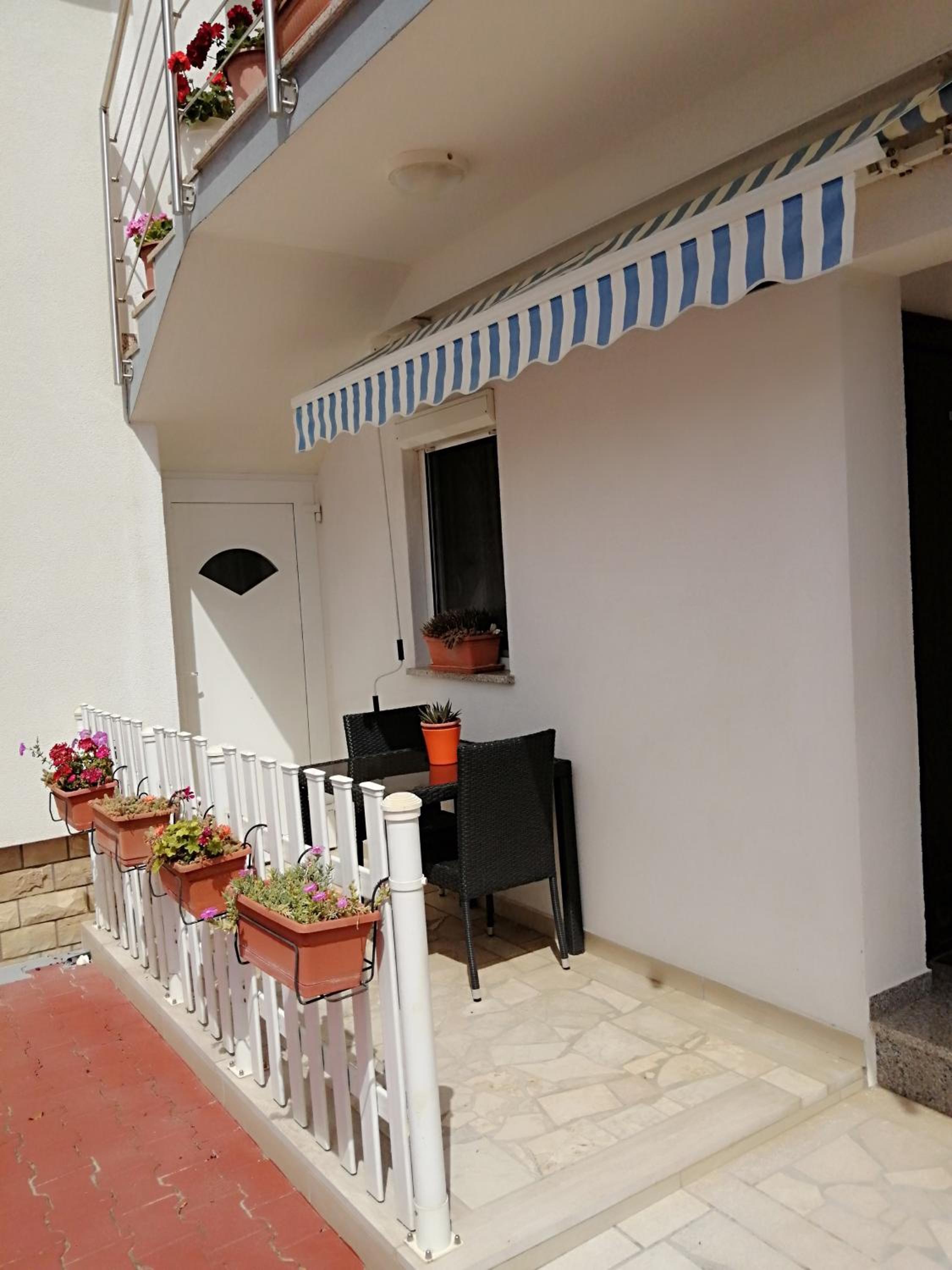 Apartment with Terrace - Photo 30