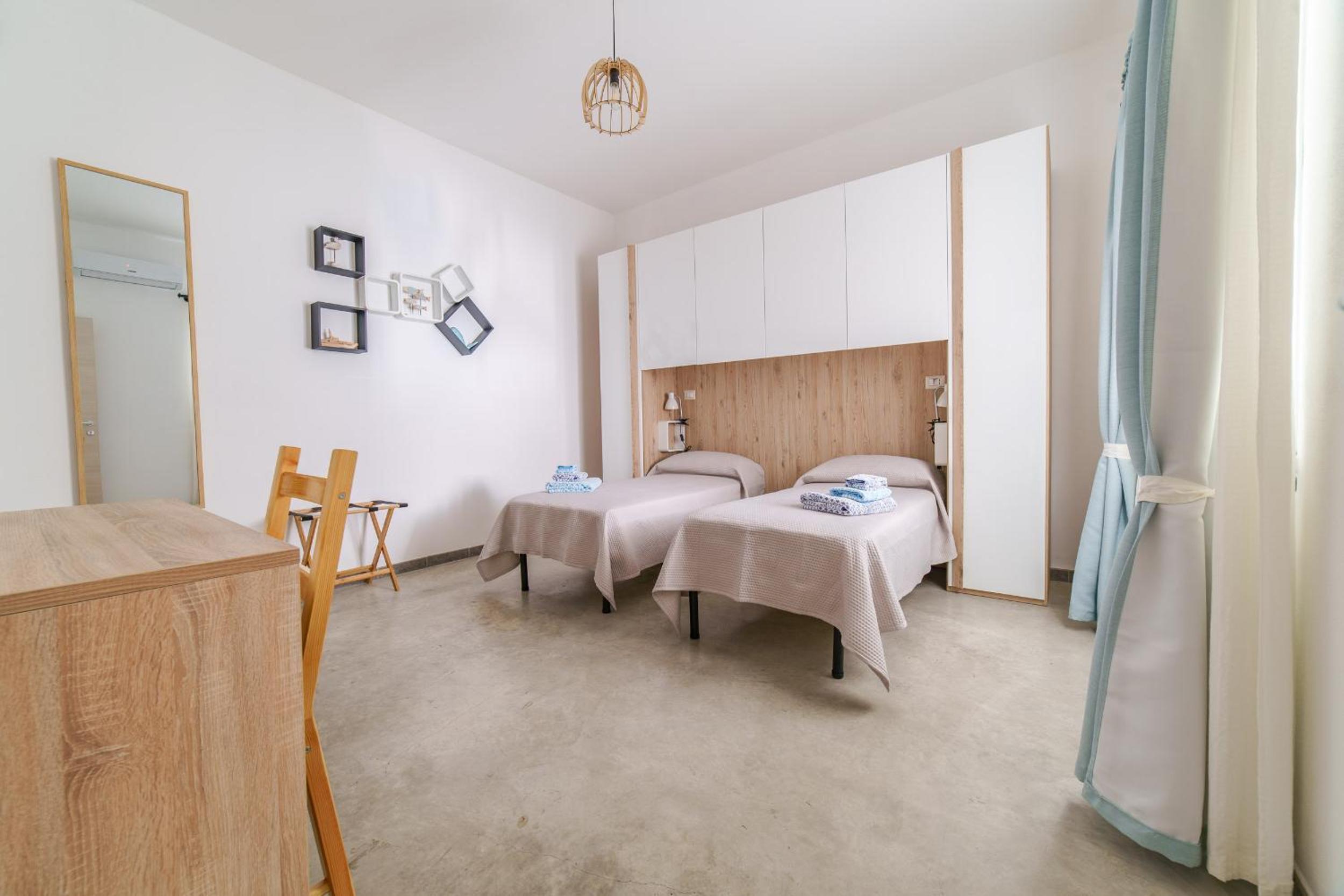 Large Double or Twin Room - Photo 10