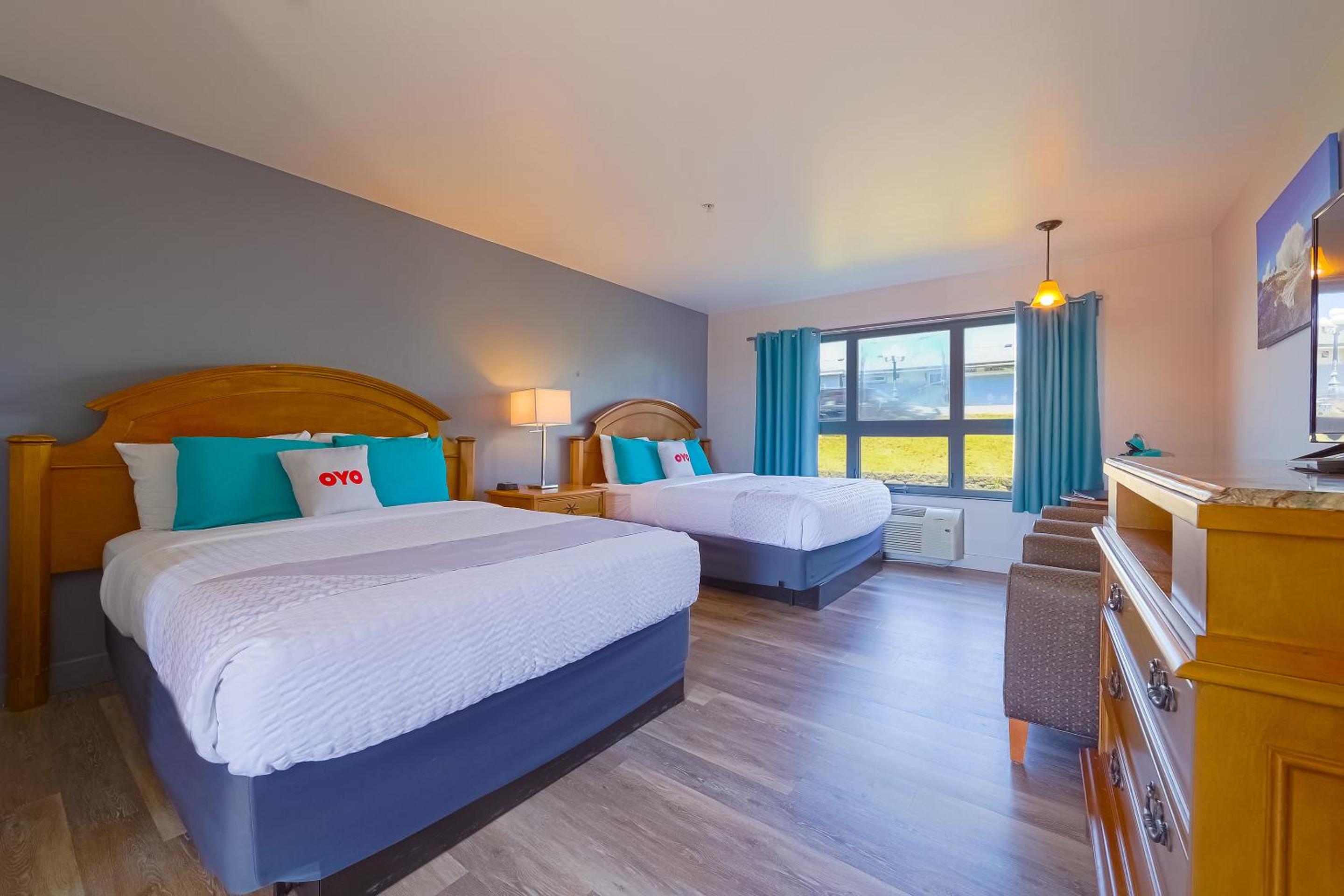 Queen Room with Two Queen Beds photo 1