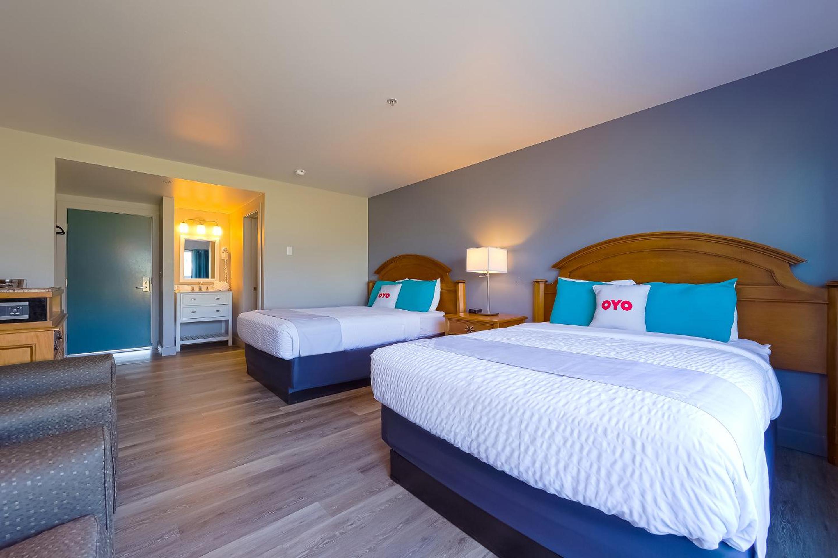 Queen Room with Two Queen Beds photo 3