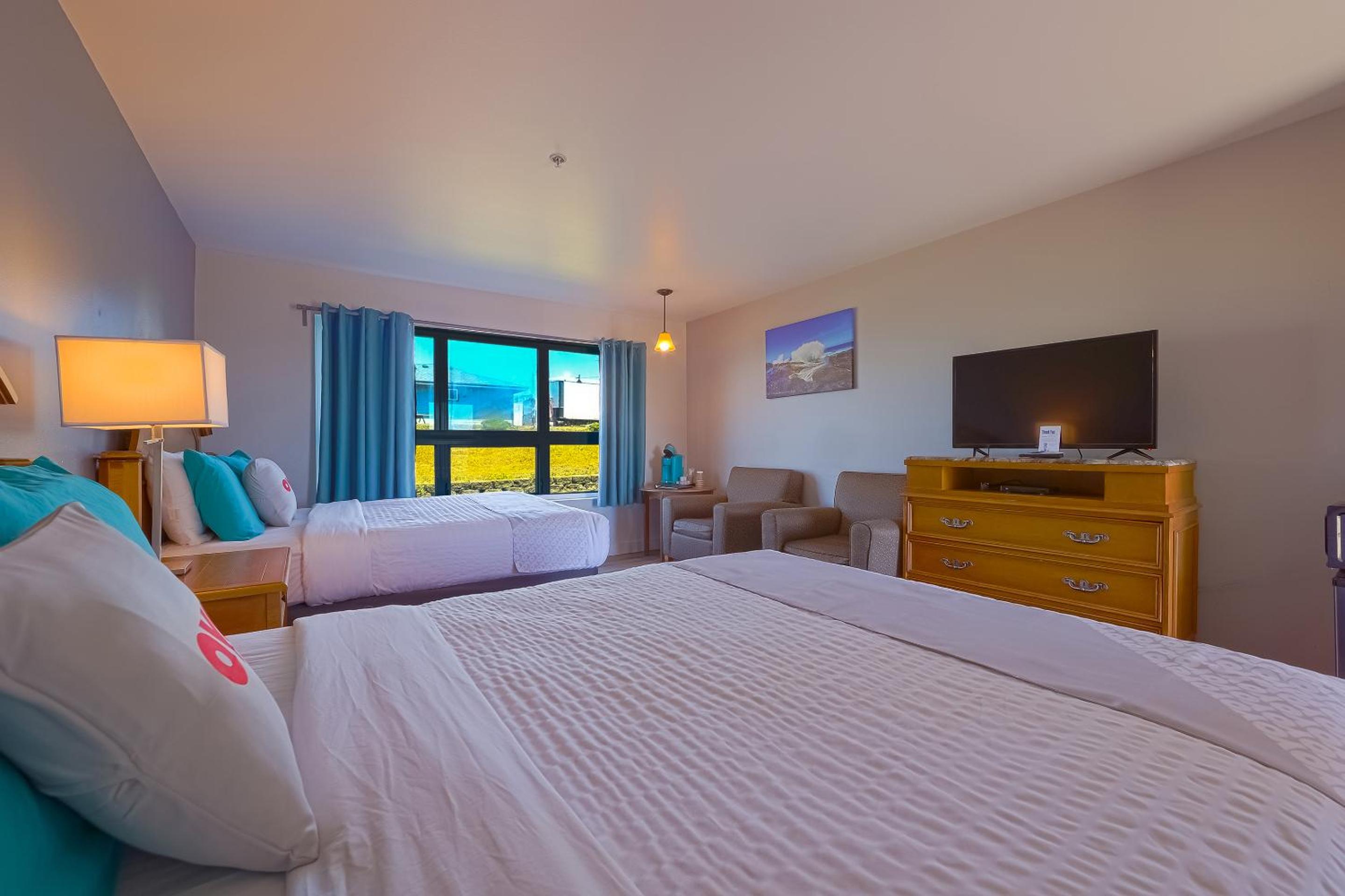 Queen Room with Two Queen Beds photo 2