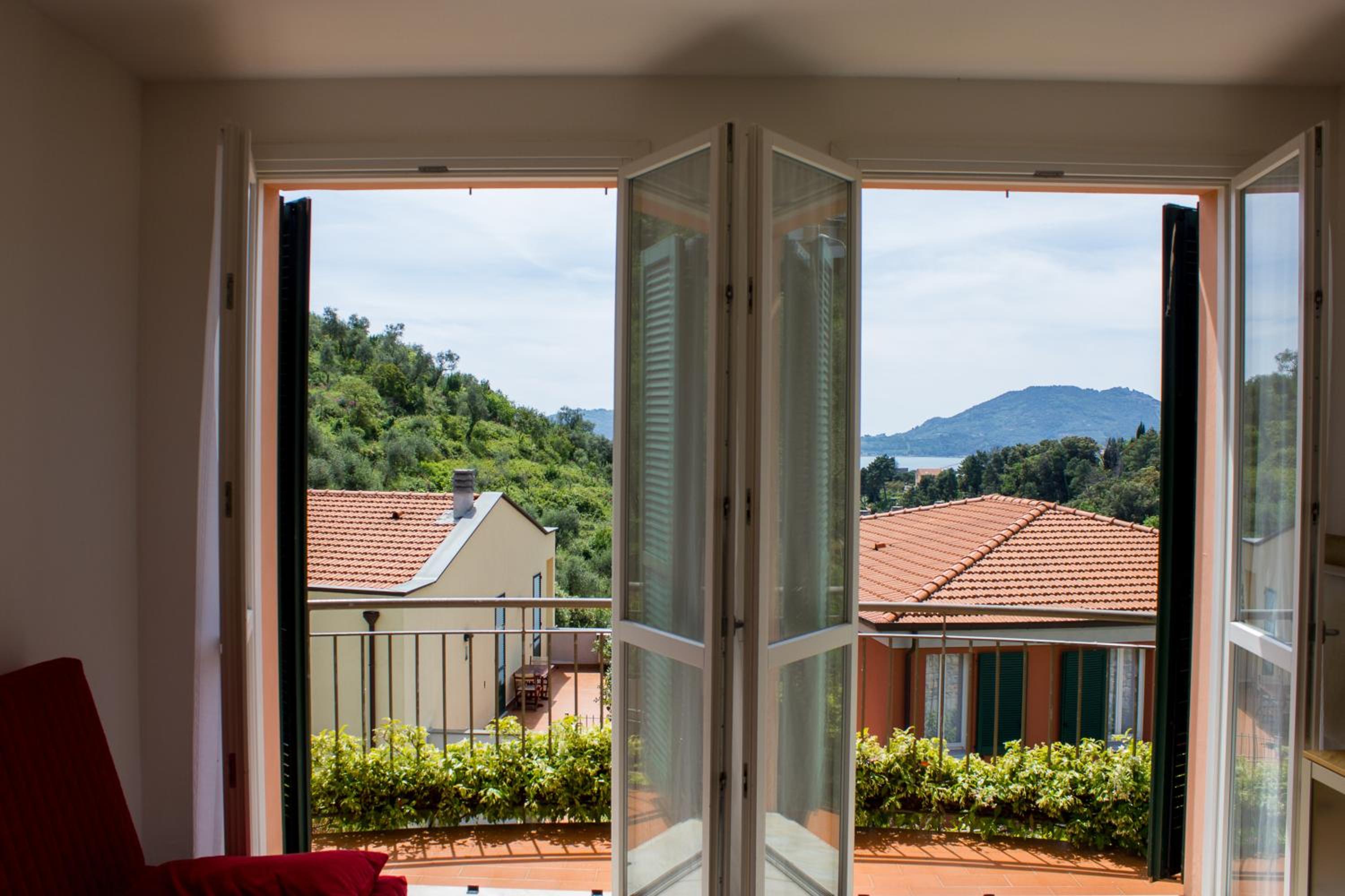 Apartment with Balcony photo 3