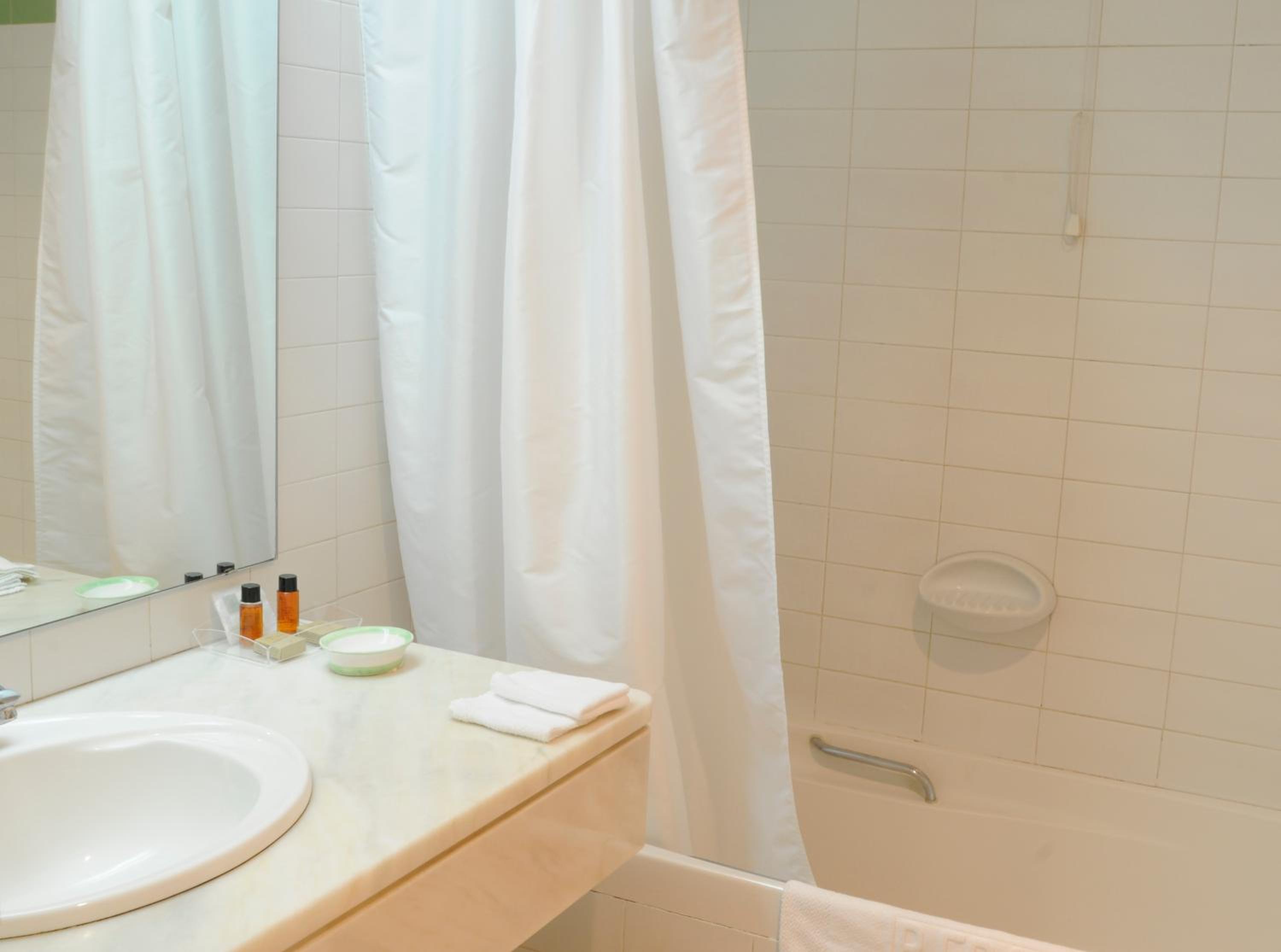 Double or Twin Room with Sea View thumbnail 5