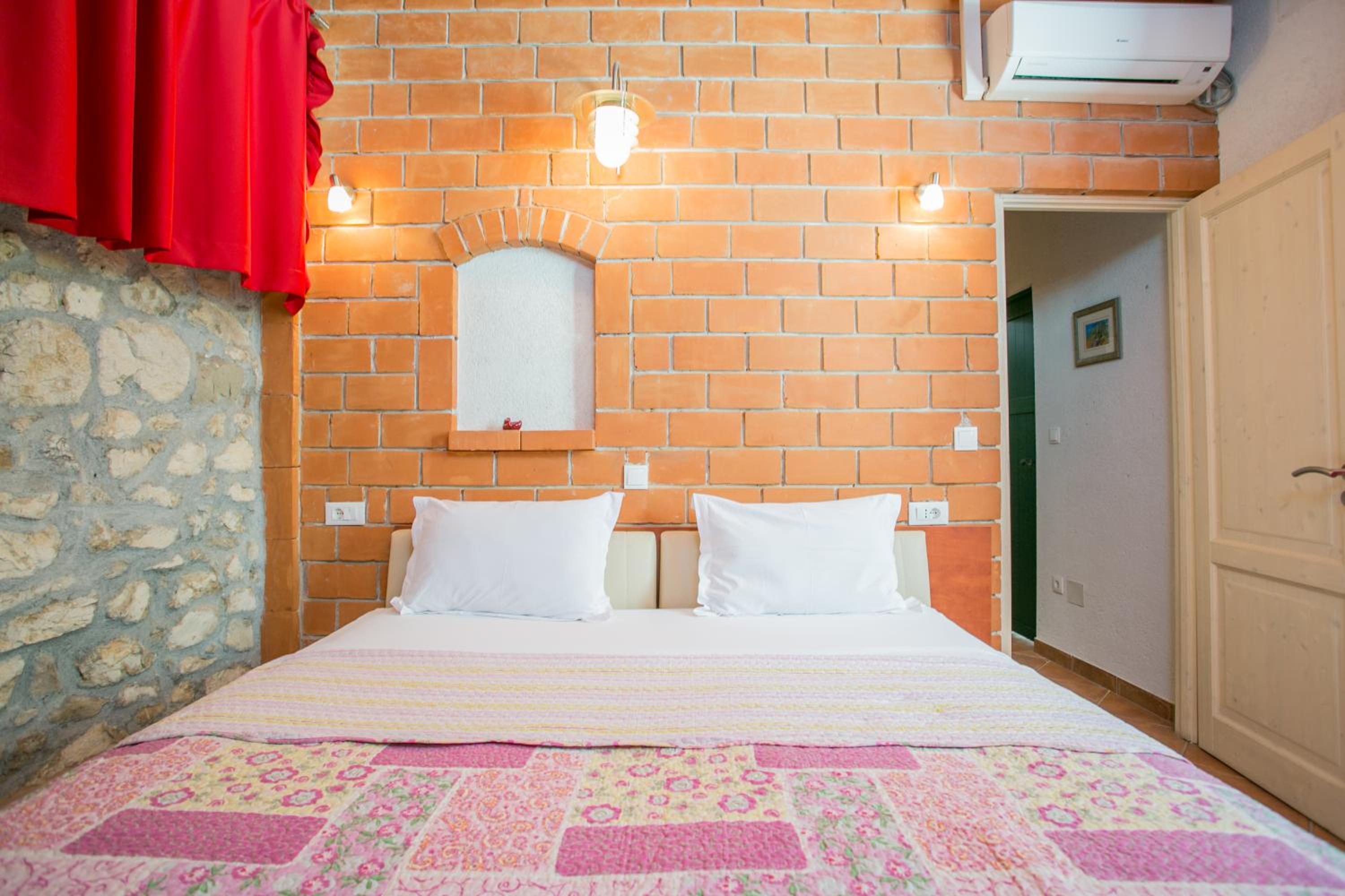 One-Bedroom Apartment - Photo 7