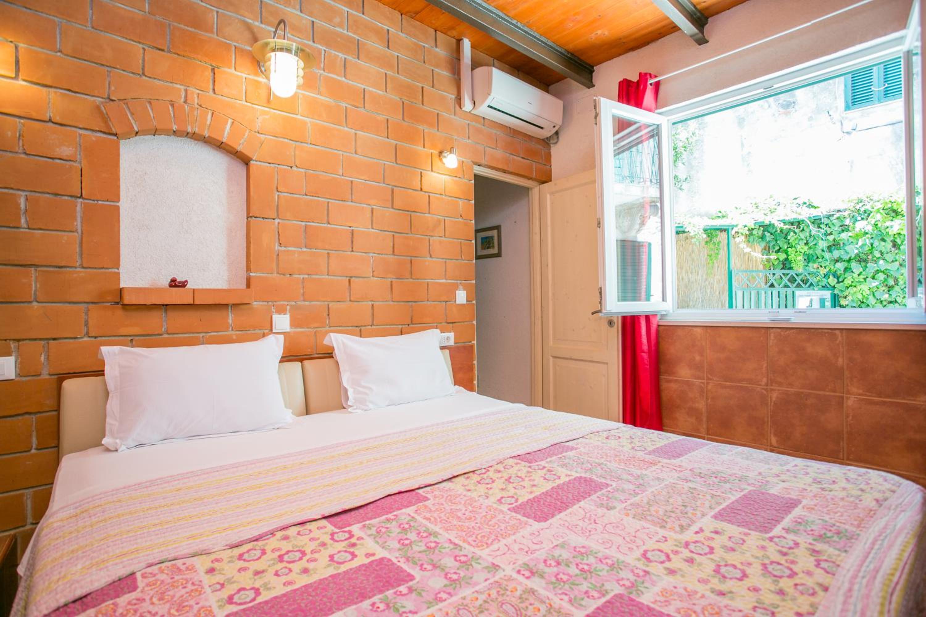 One-Bedroom Apartment - Photo 2