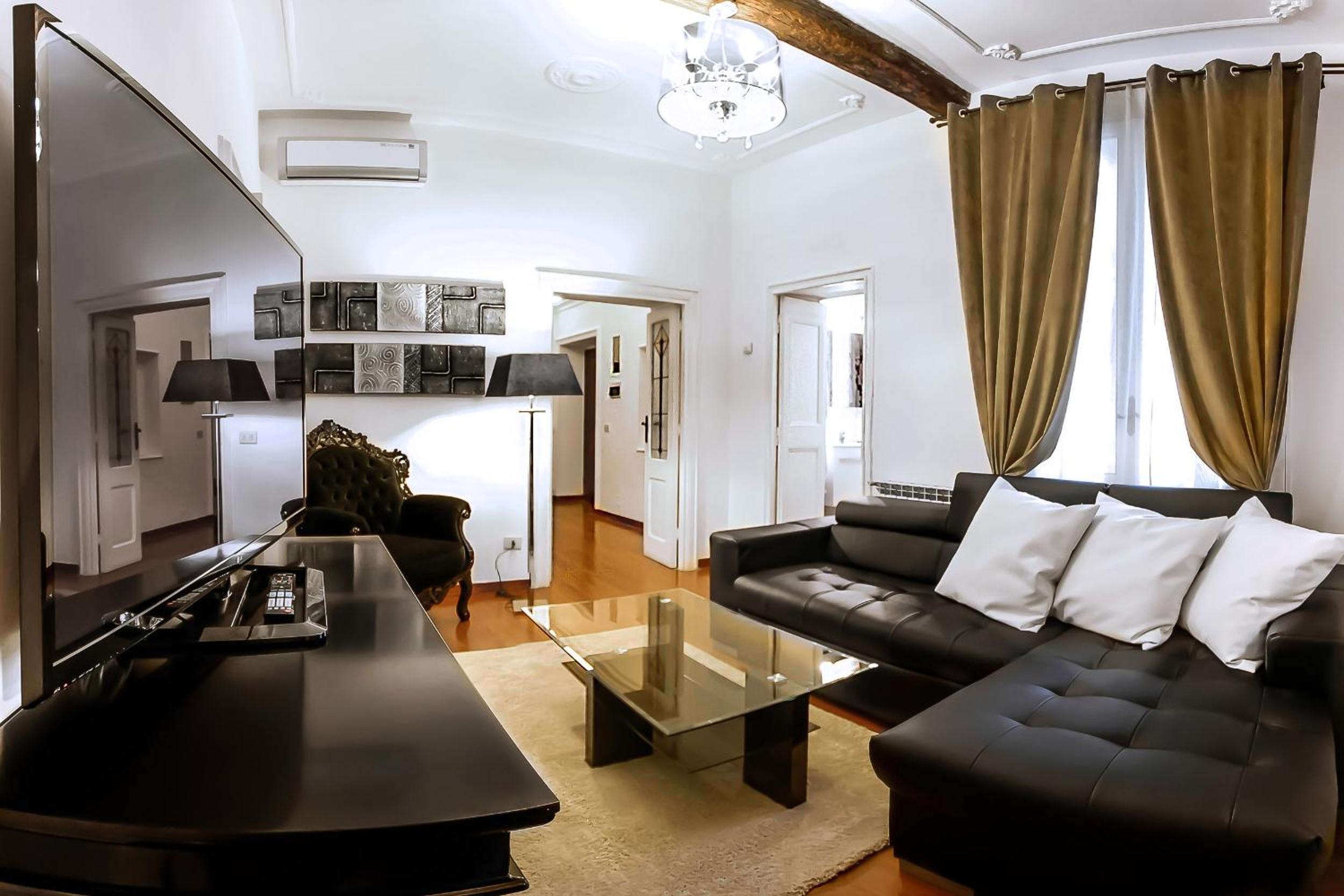 Three-Bedroom Apartment - Address: Via dei Banchi Vecchi 139