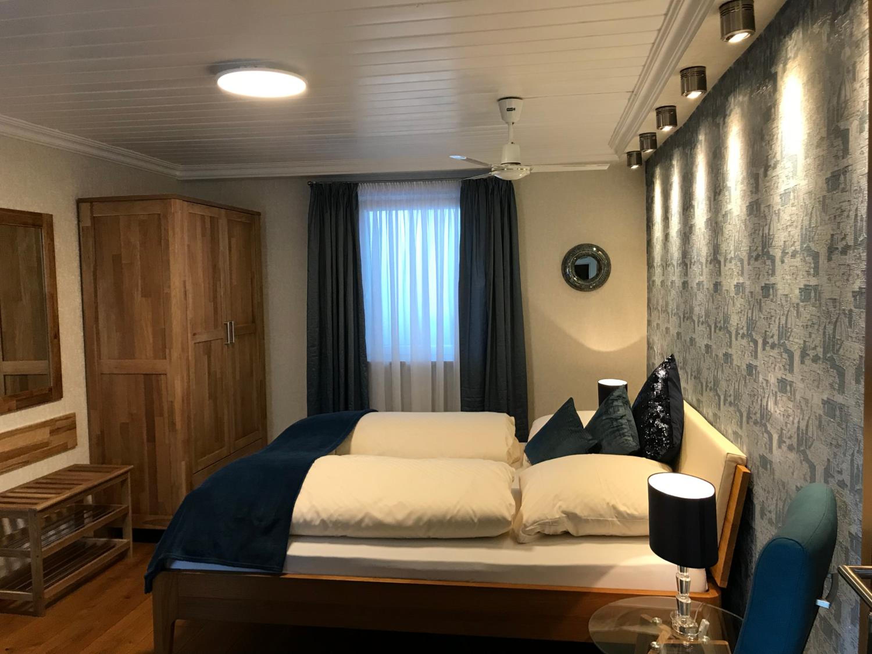 Deluxe Double Room with Shower - Photo 9