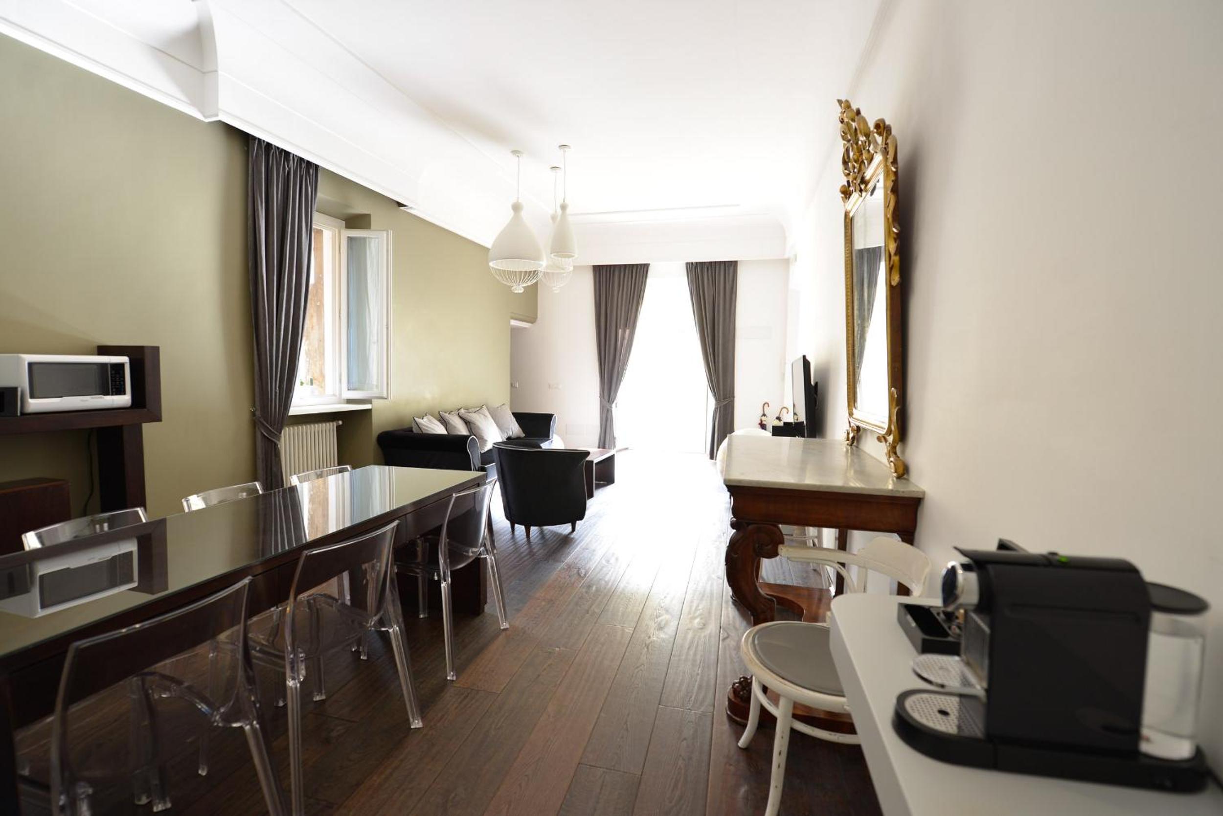 Deluxe Three-Bedroom Apartment - Address: Via del Babuino 51