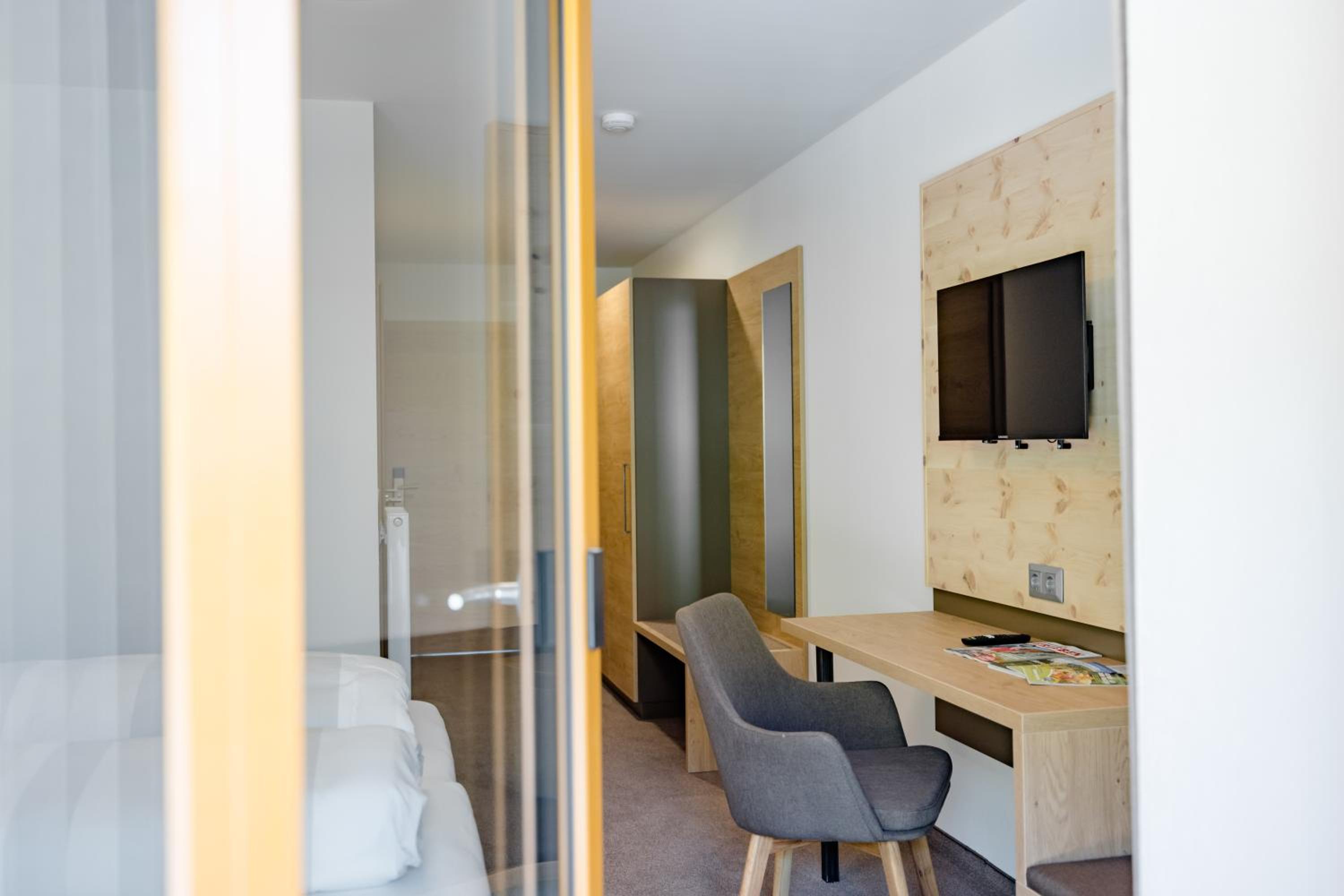 Deluxe Double or Twin Room - Photo 9