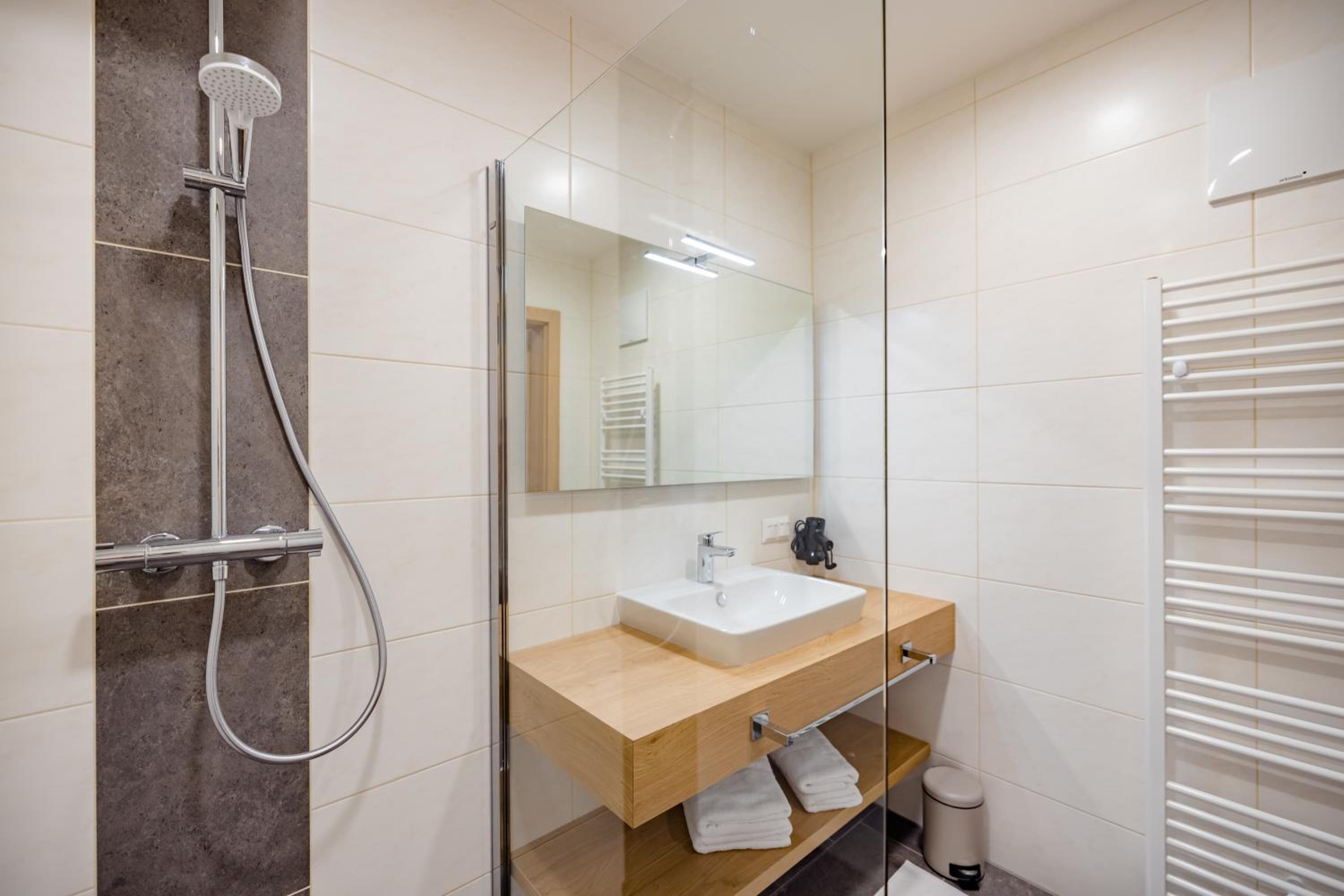 Deluxe Double or Twin Room - Photo 15