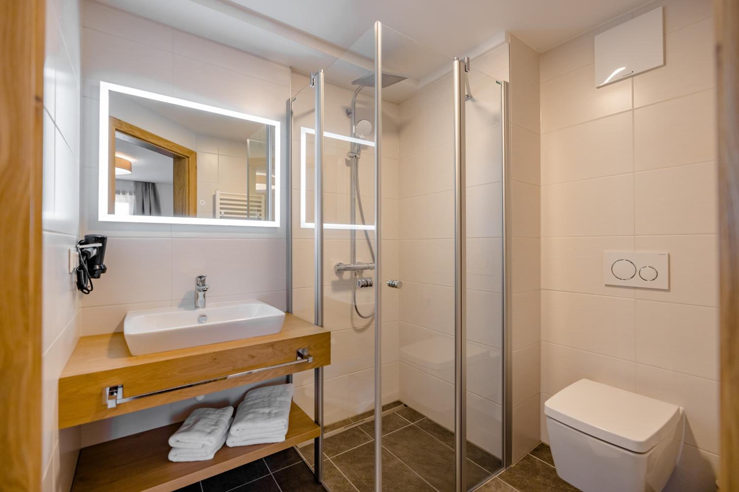 Deluxe Double or Twin Room - Photo 16