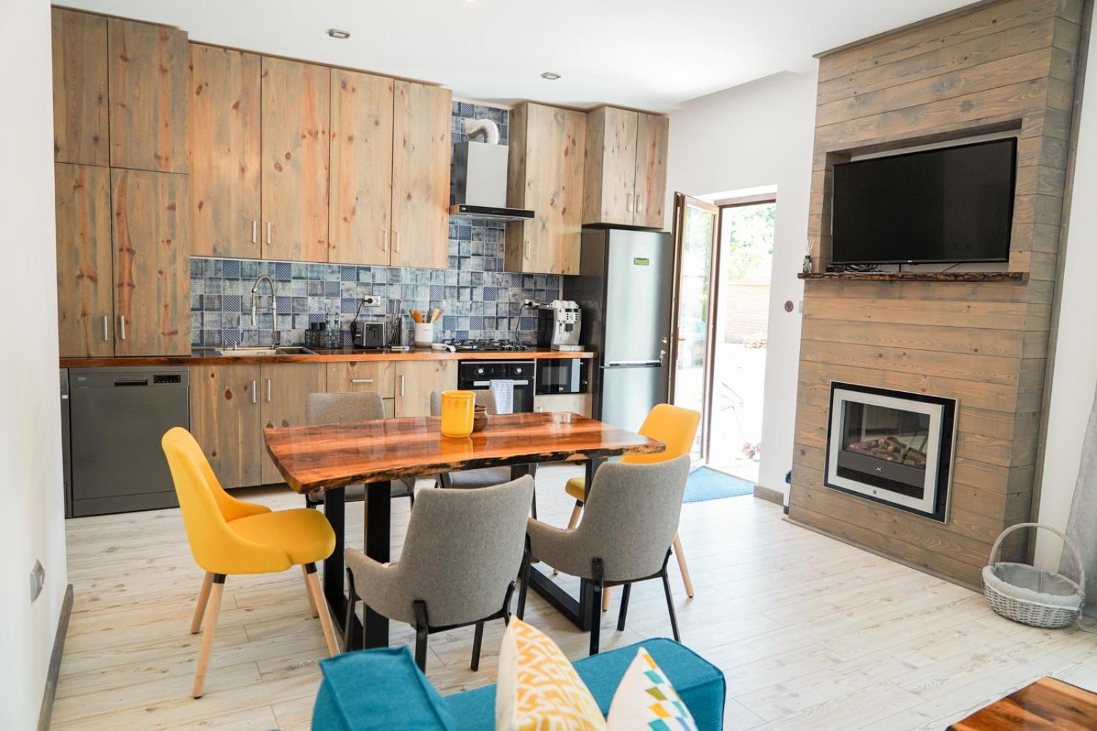 Superior Family Room photo 2