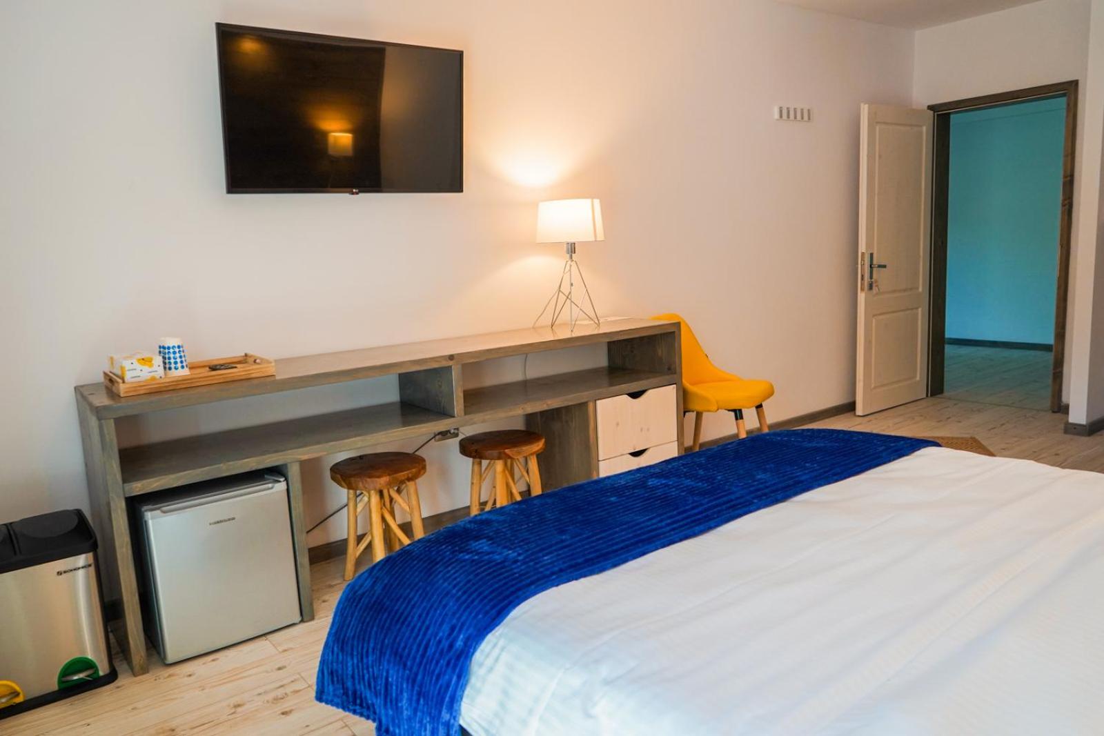King Room with Balcony - Photo 3