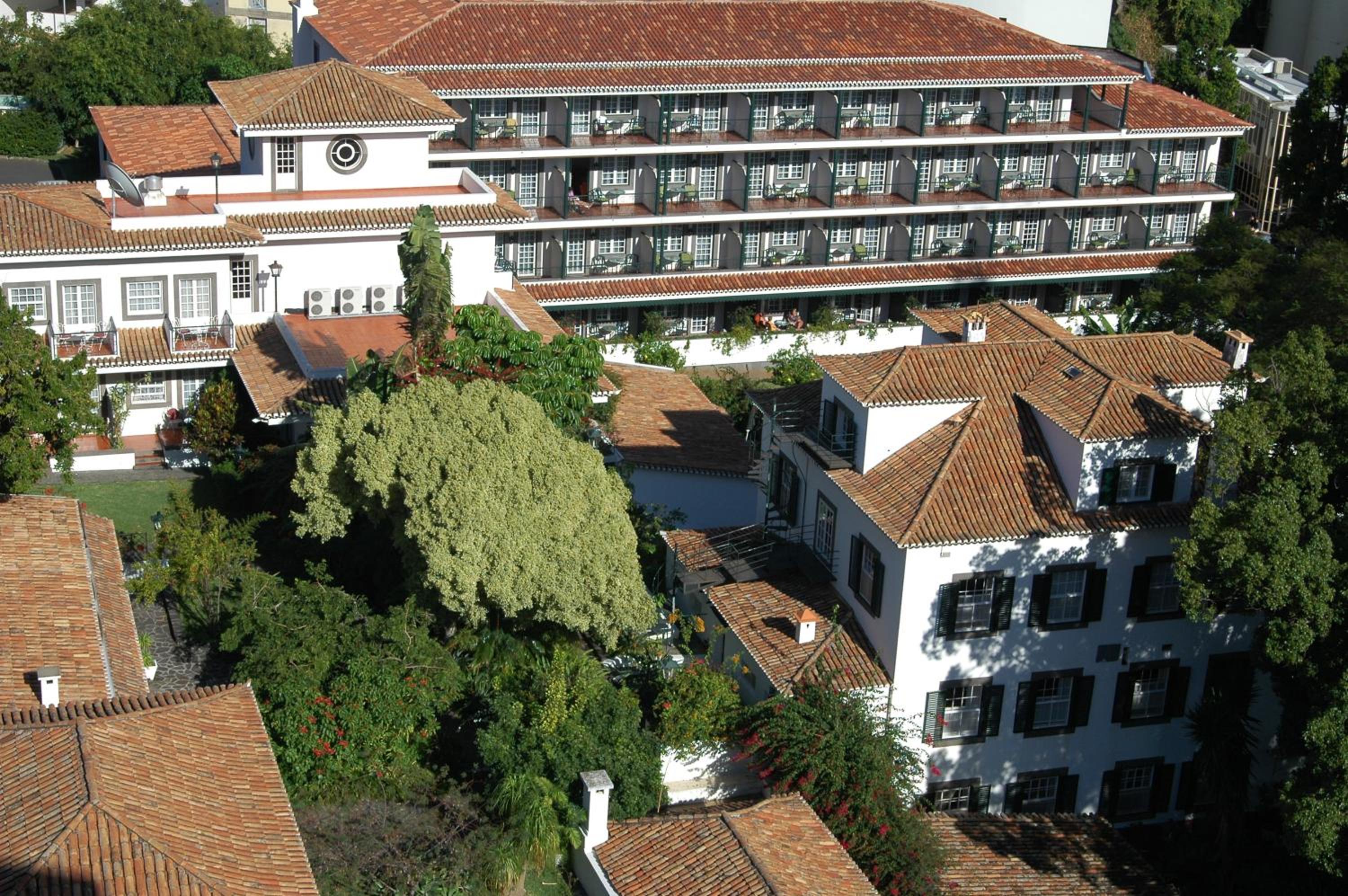 Superior Double or Twin Room with Balcony and Side Sea View thumbnail 6
