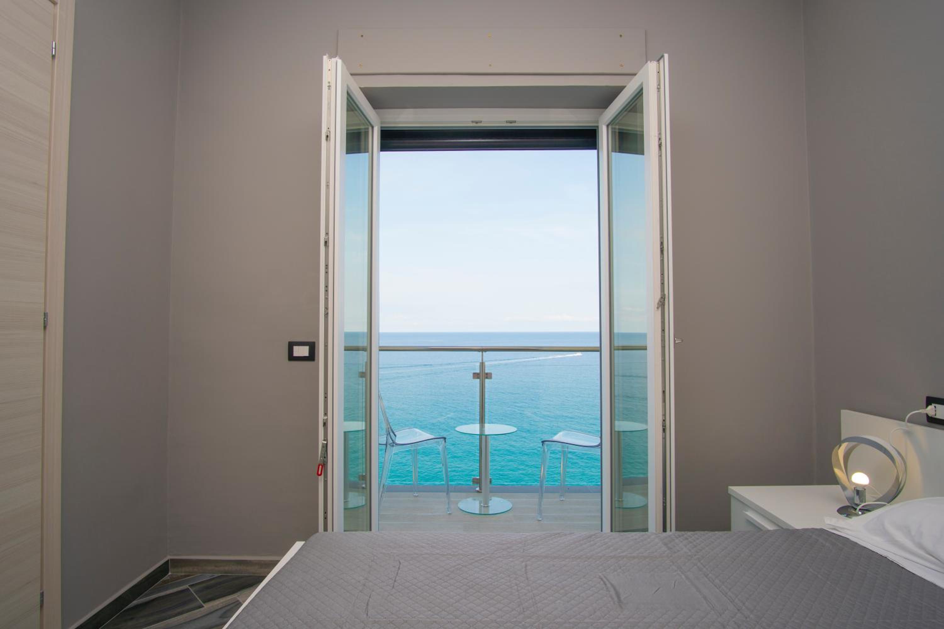 Deluxe Double Room with Balcony and Sea View photo 2