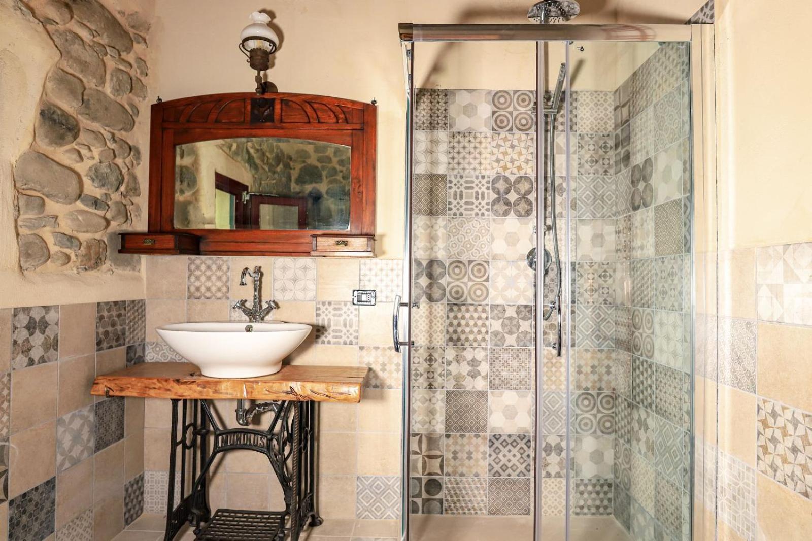 Quadruple Room with Private Bathroom - Photo 6