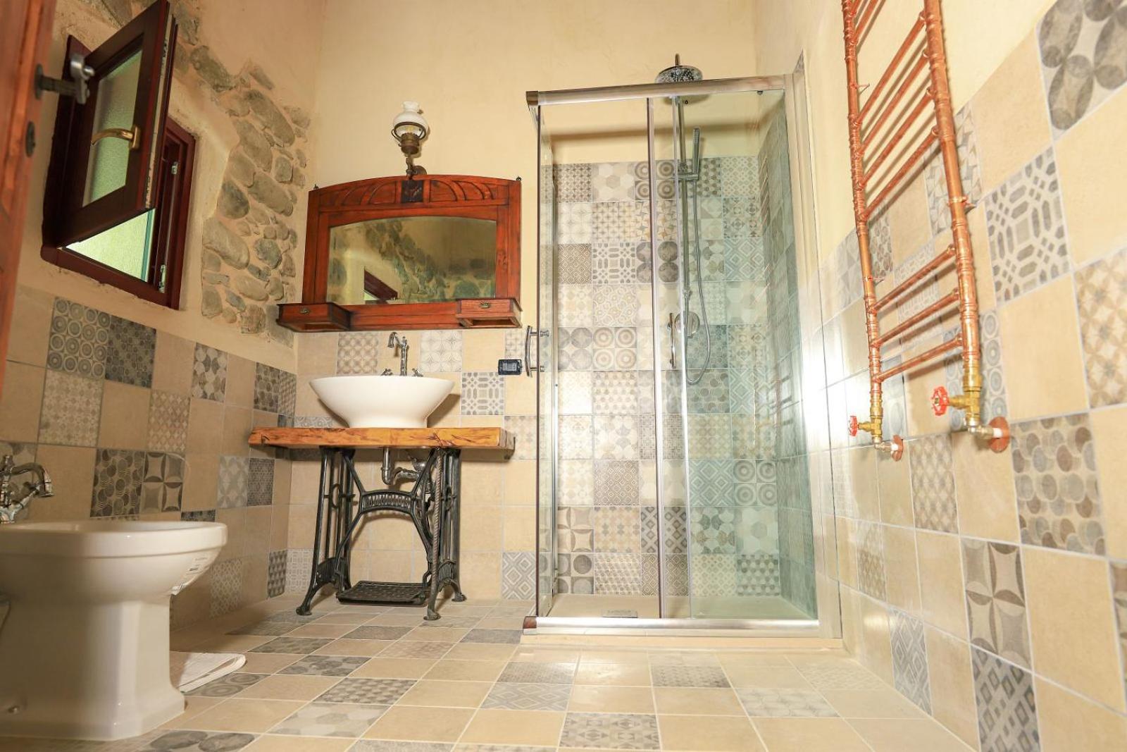 Quadruple Room with Private Bathroom - Photo 3