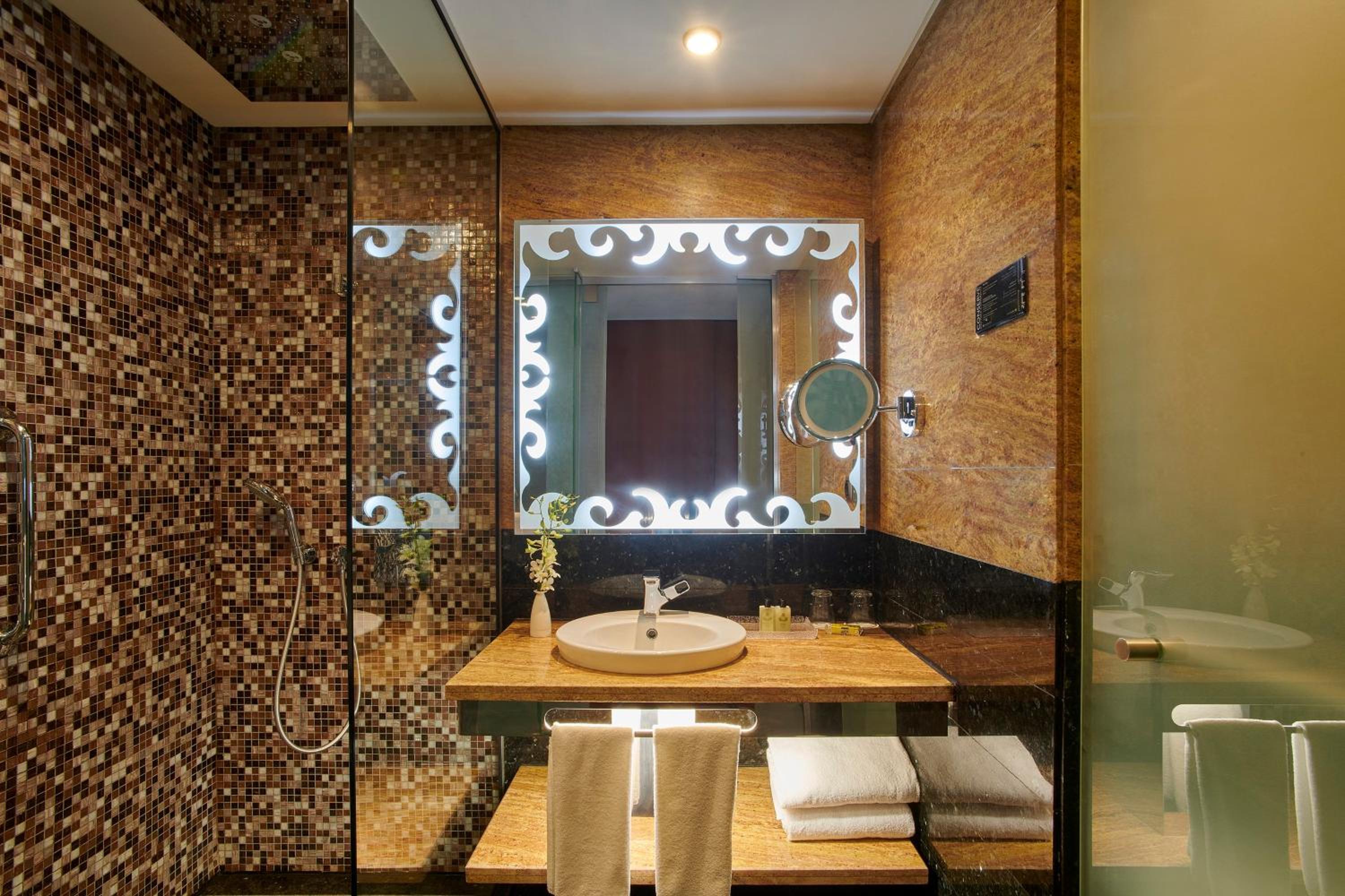 Premium King Room - Club Lounge Access - Photo 6