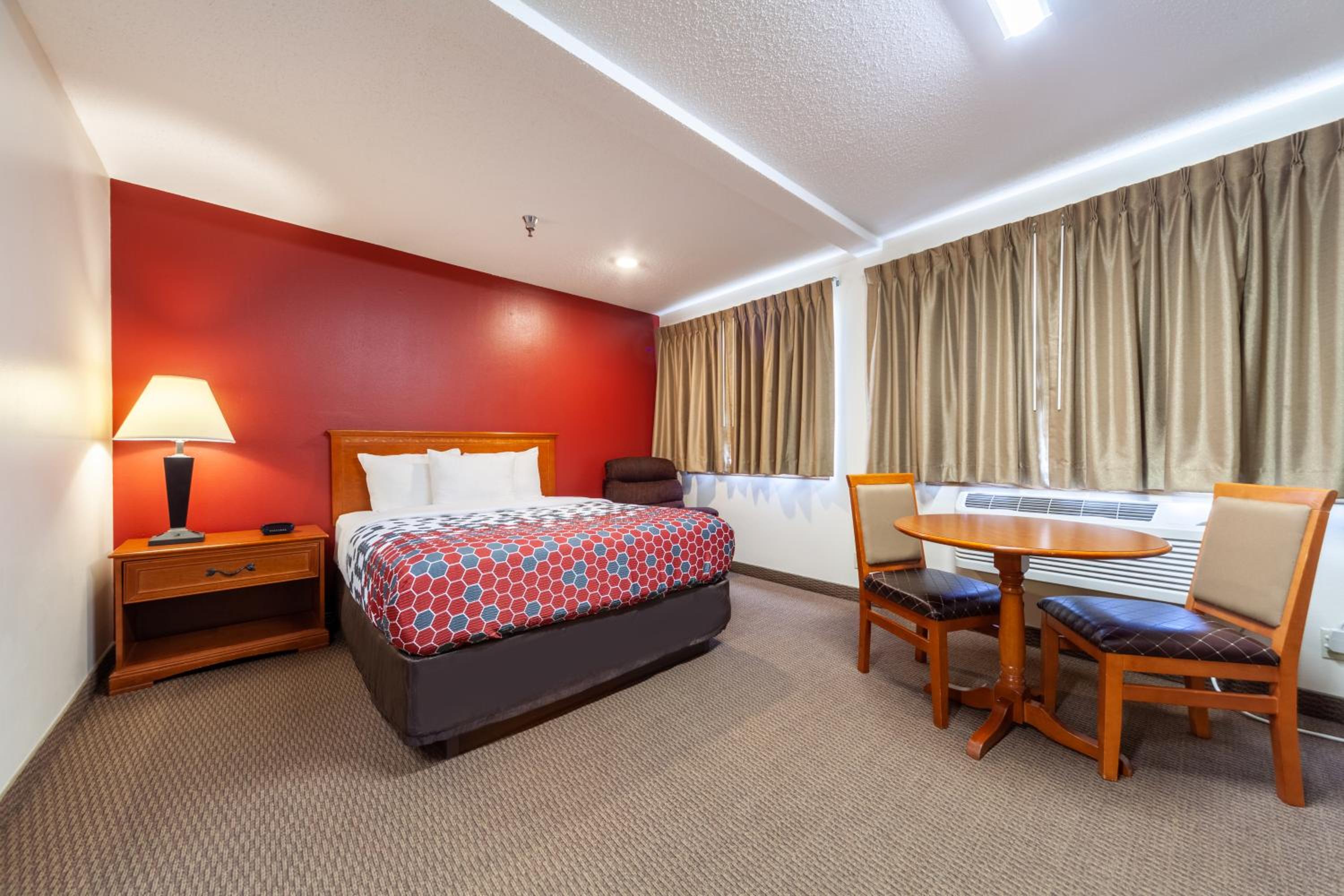 Queen Room - Accessible/Non Smoking photo 2