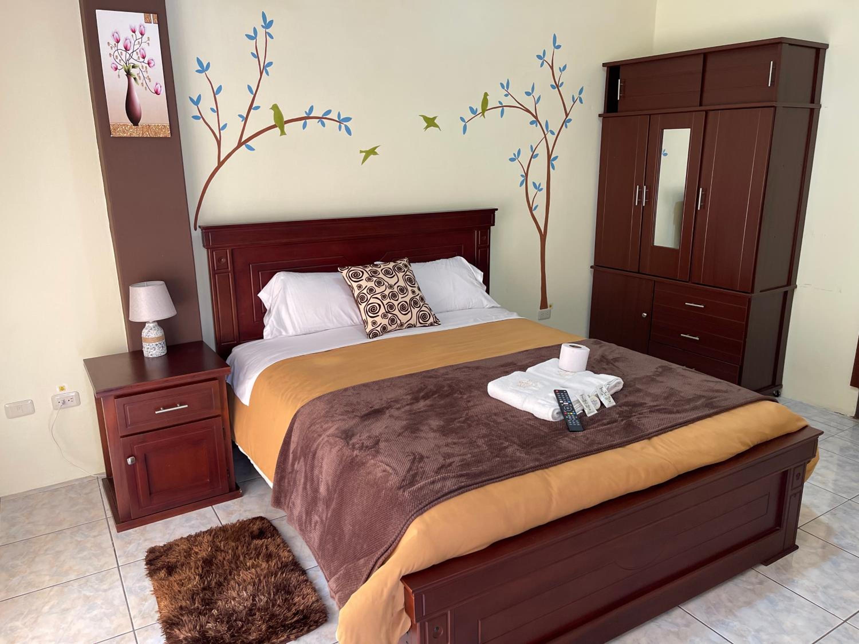 Queen Room photo 2
