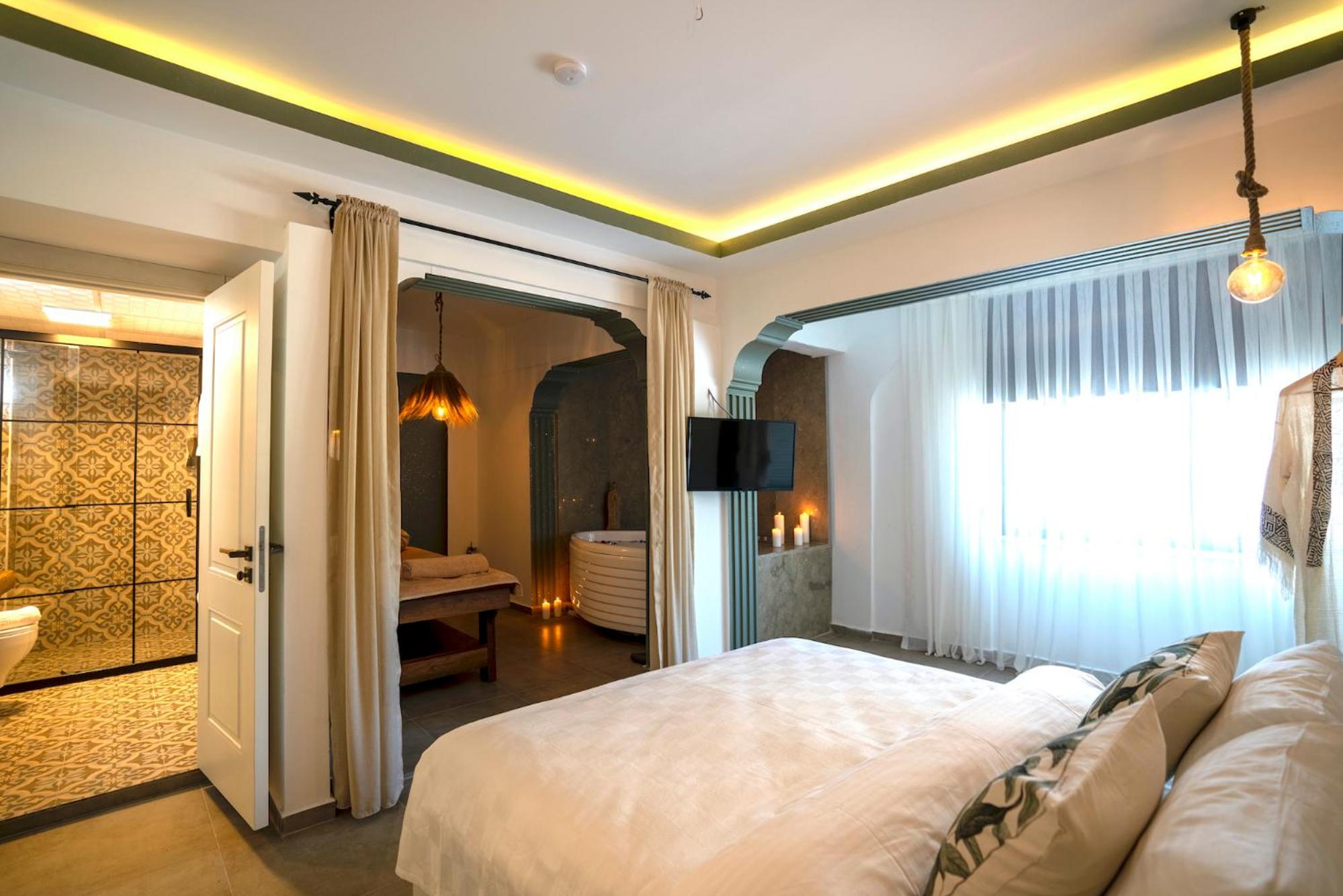 Queen Room with Spa Bath - Photo 1