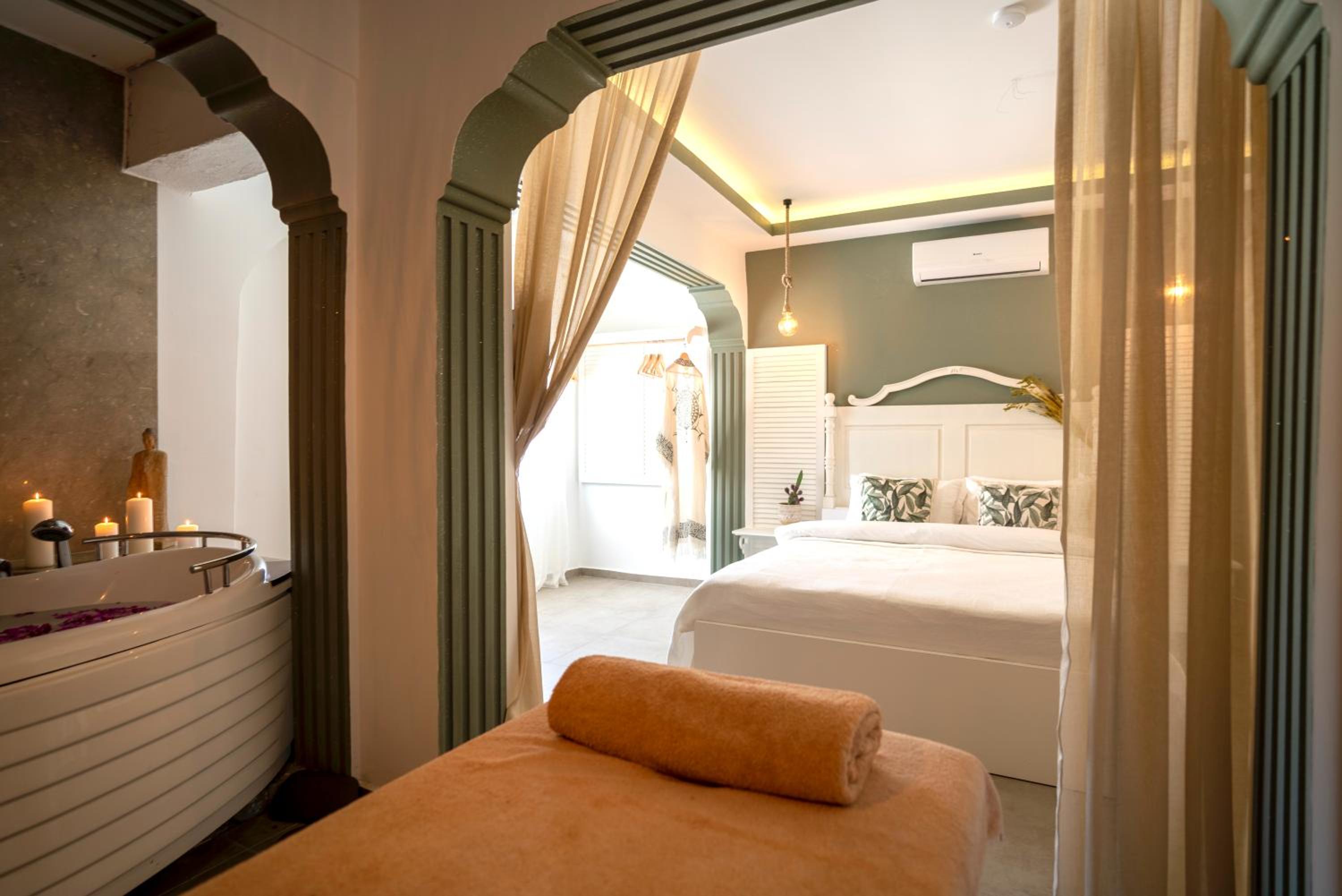 Queen Room with Spa Bath - Photo 9
