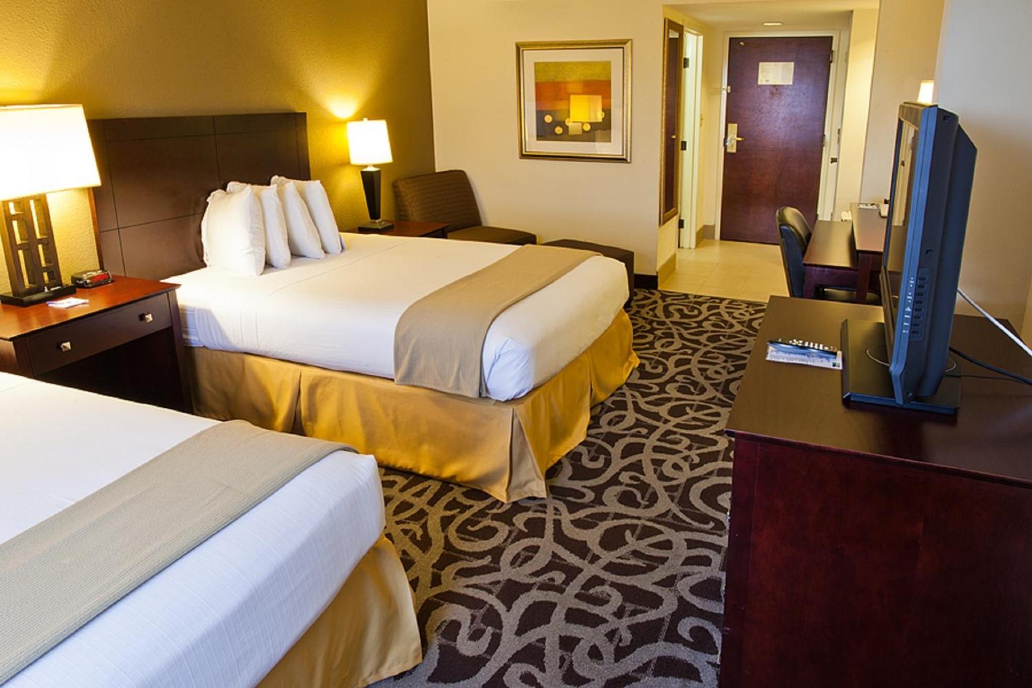 Queen Suite with Two Queen Beds - Photo 6