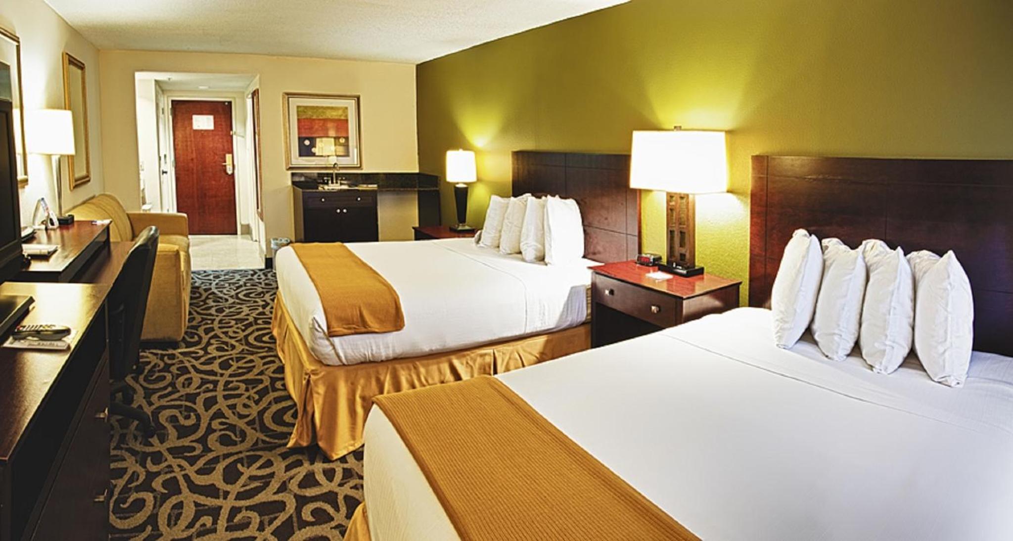 Queen Suite with Two Queen Beds - Photo 2