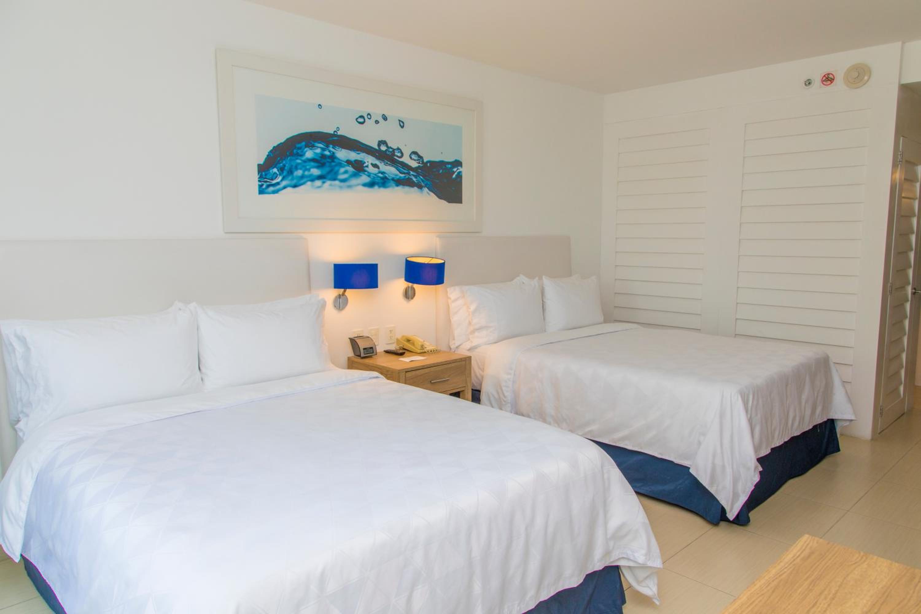 Standard Room with Two Queen Beds - Photo 3